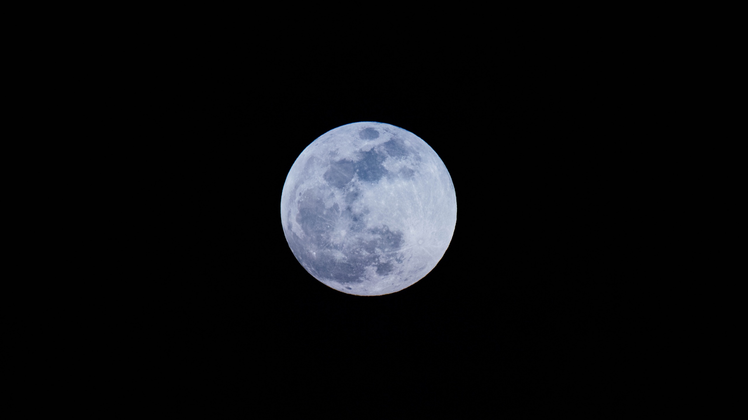 Chiêm ngưỡng Mặt trăng lộng lẫy và rực rỡ nhất với các bức hình nền 4K tuyệt đẹp. Lưu lại khoảnh khắc thật độc đáo trong thế giới vô tận của Mặt trăng, và thể hiện sự thu hút của bạn với những bức hình nền tuyệt đẹp này.