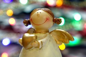 angel christmas reflections statue 4k 1538345345