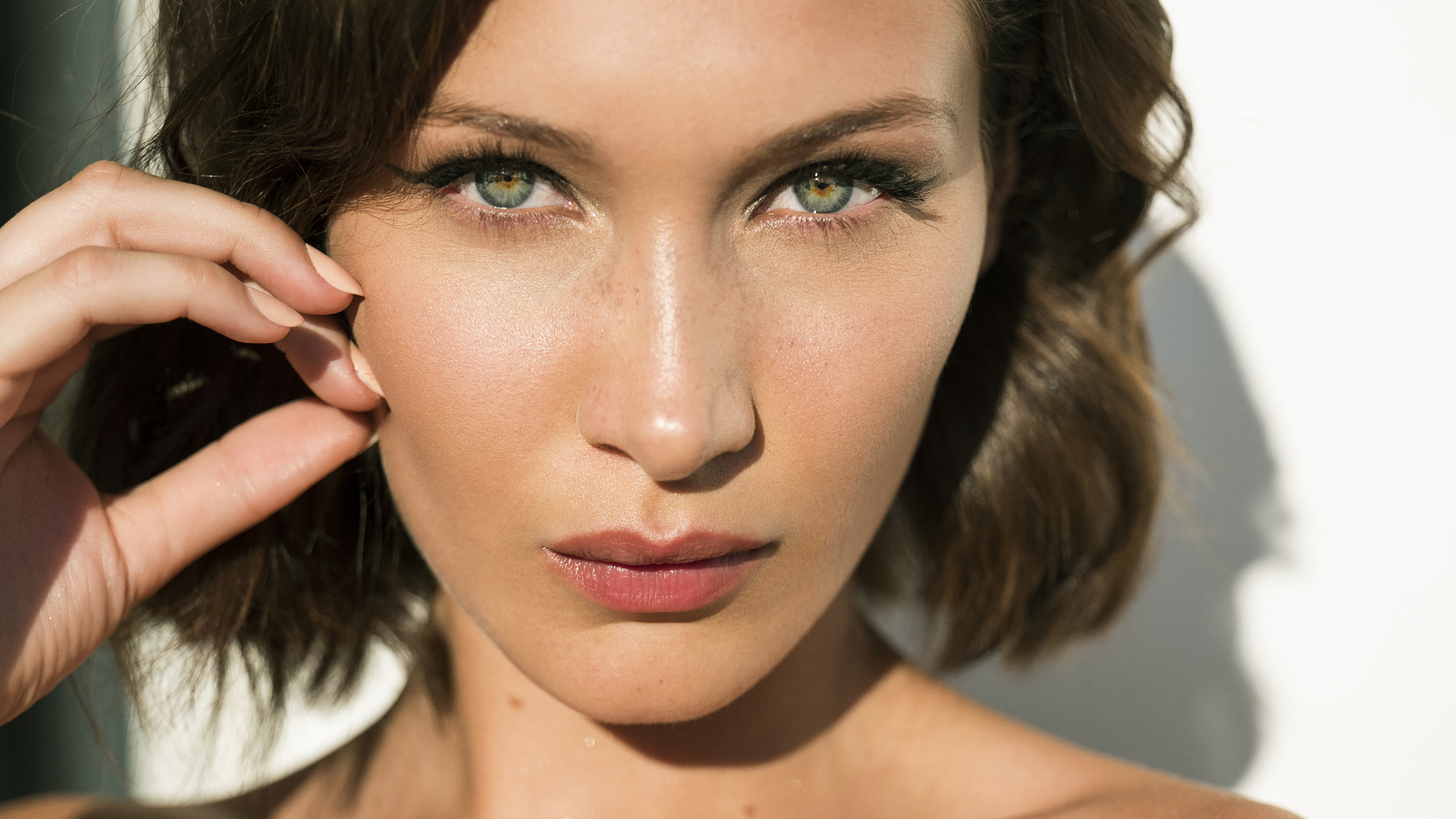 bella hadid face close up 1536862186