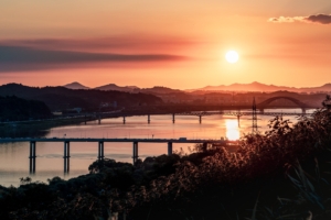 bridges sunset river clouds 4k 1538066201