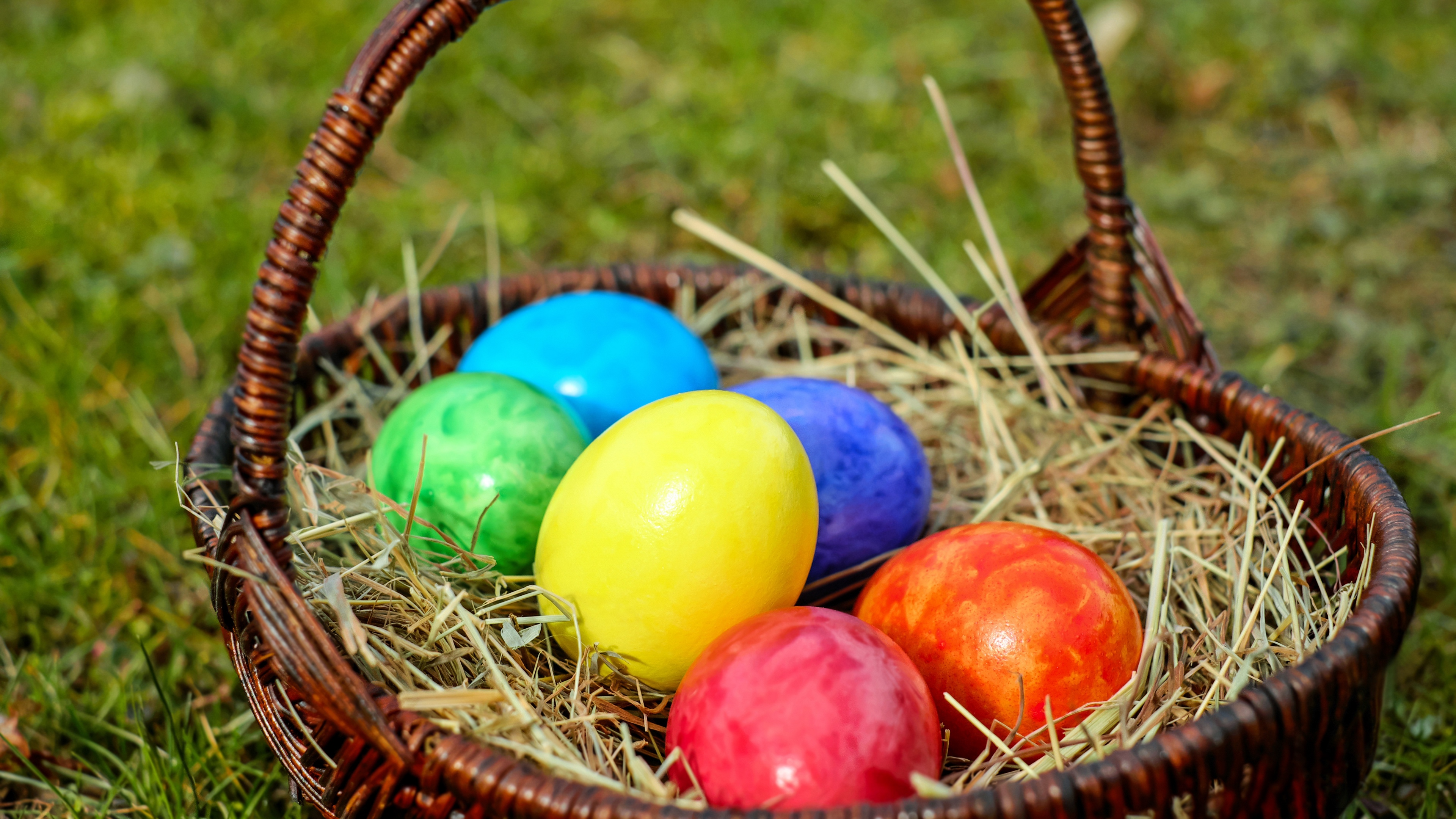 eggs easter basket hay 4k 1538344670