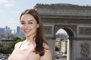 emilia clarke arc de triomphe 1536864002