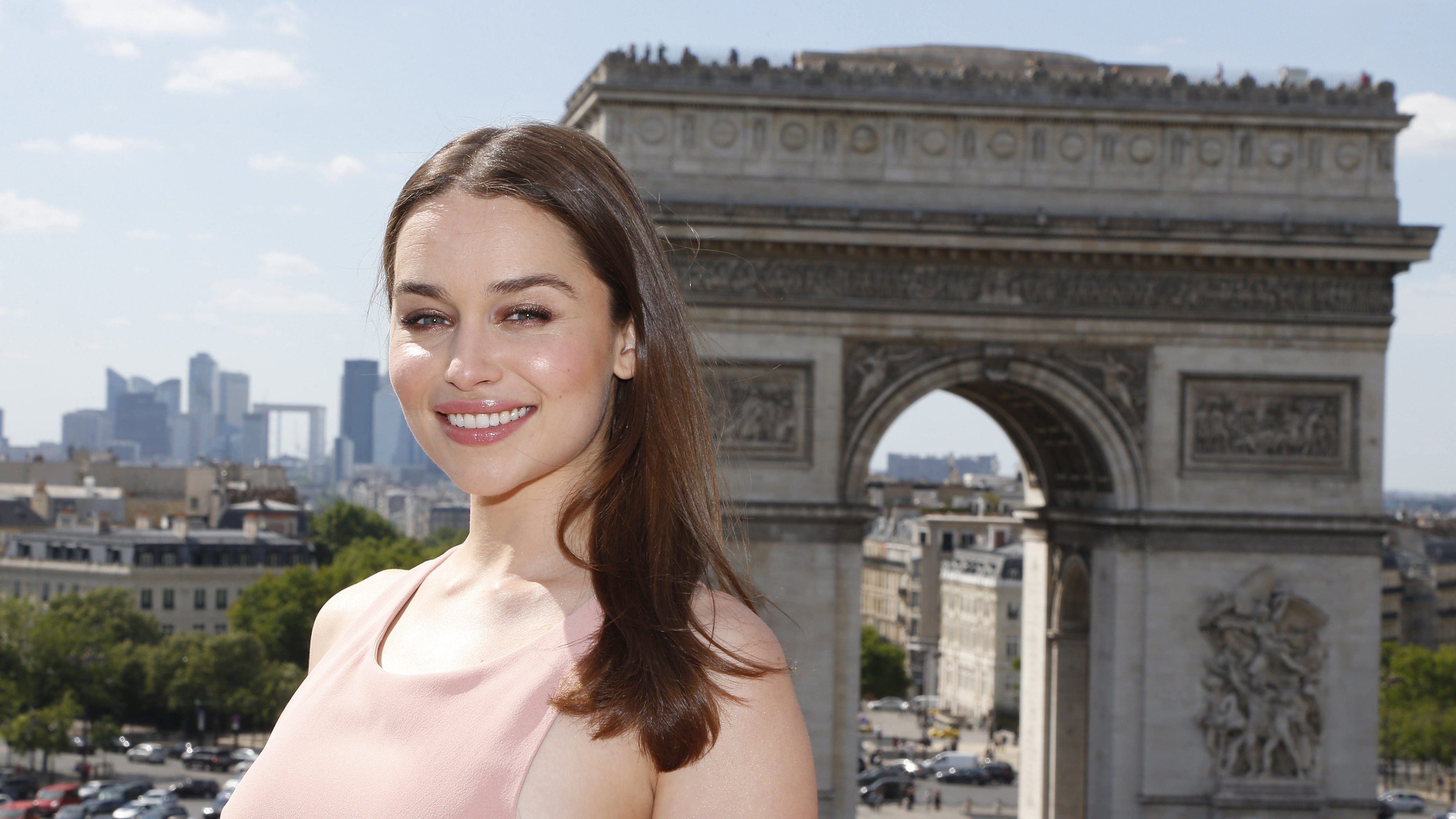 emilia clarke arc de triomphe 1536864002