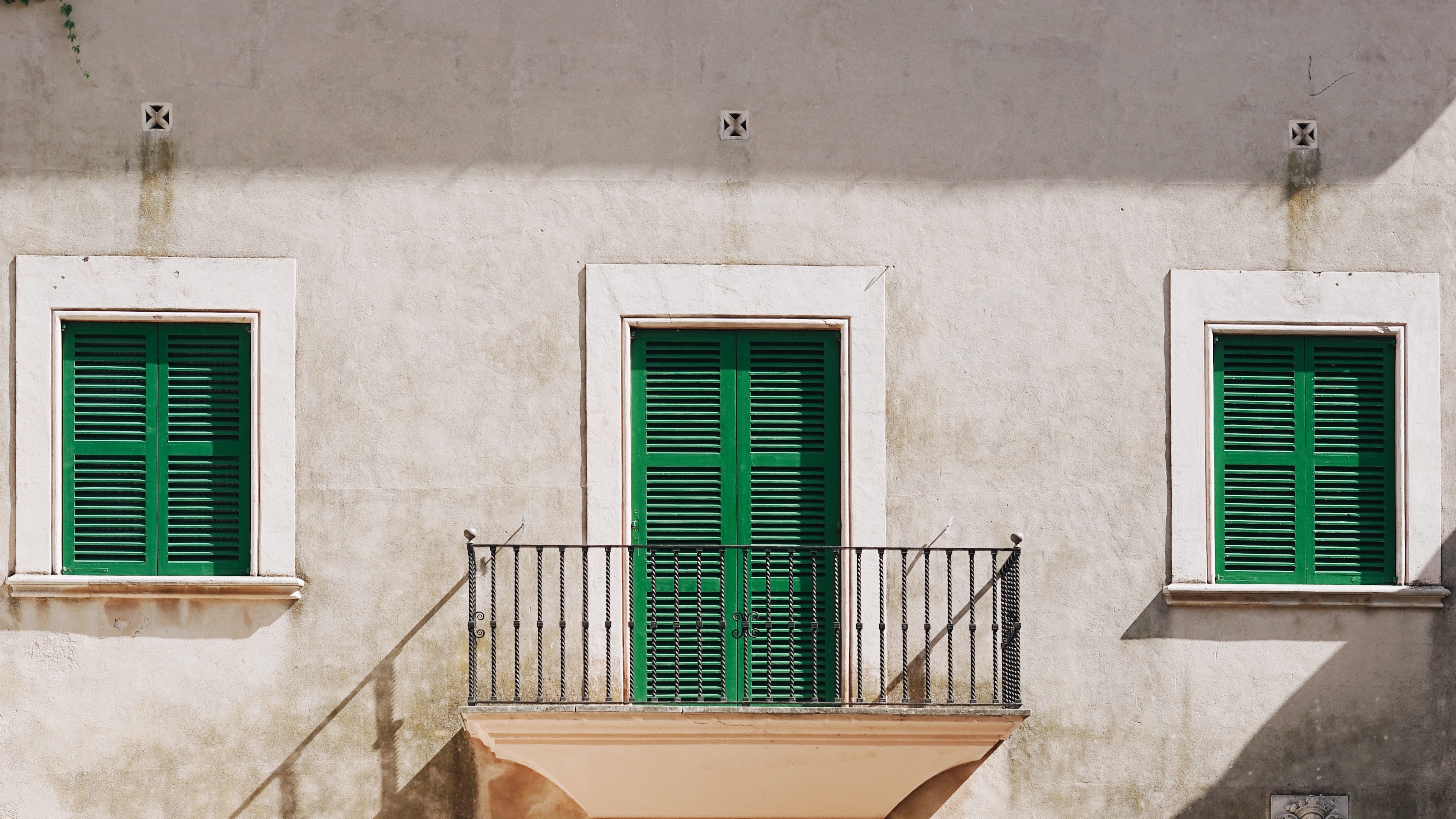 facade windows balcony street old walls 4k 1538066222