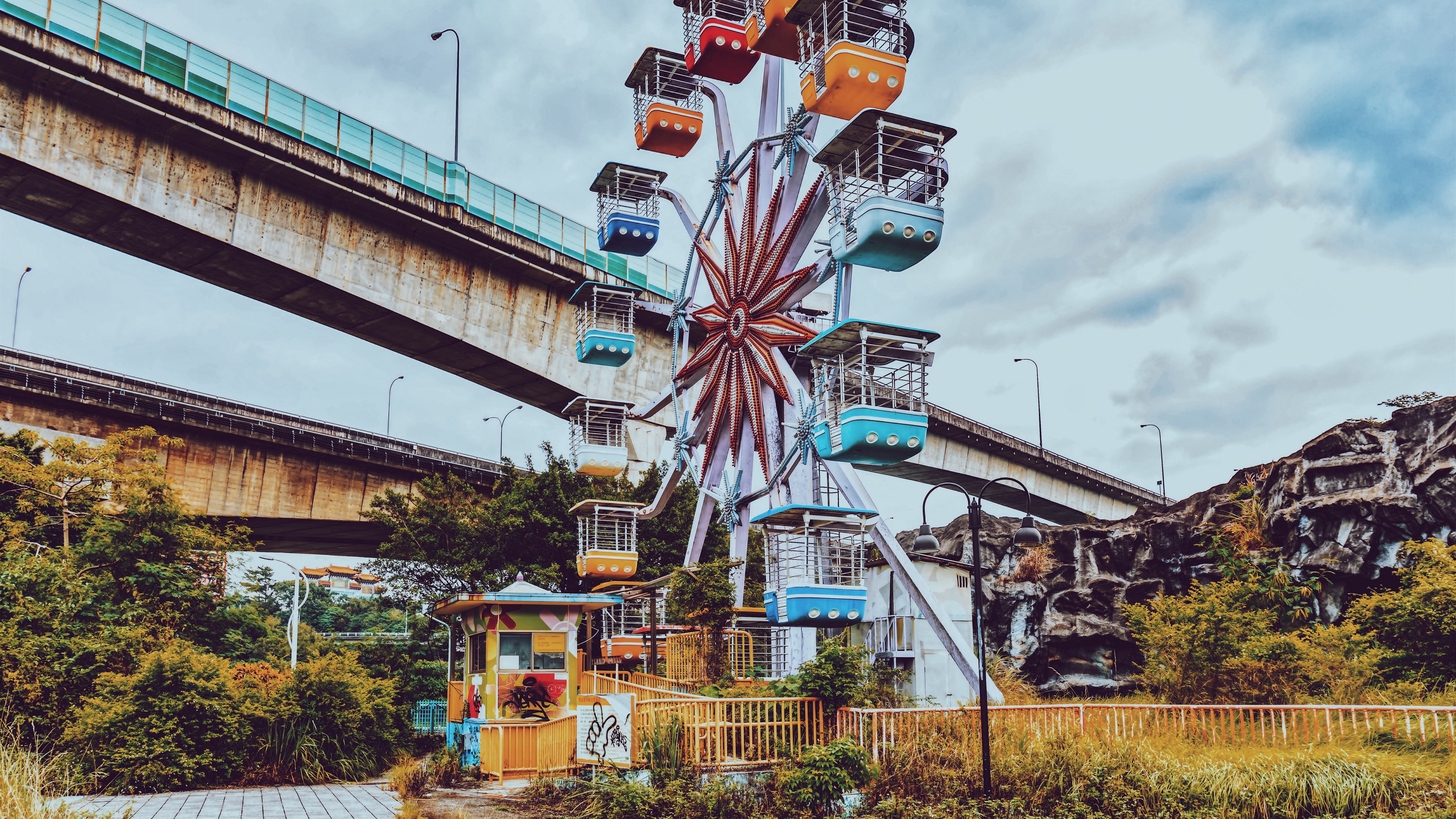 ferris wheel bridge fence multicolored 4k 1538066628