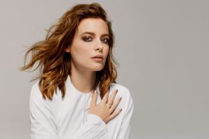 gillian jacobs 5k 1536946030