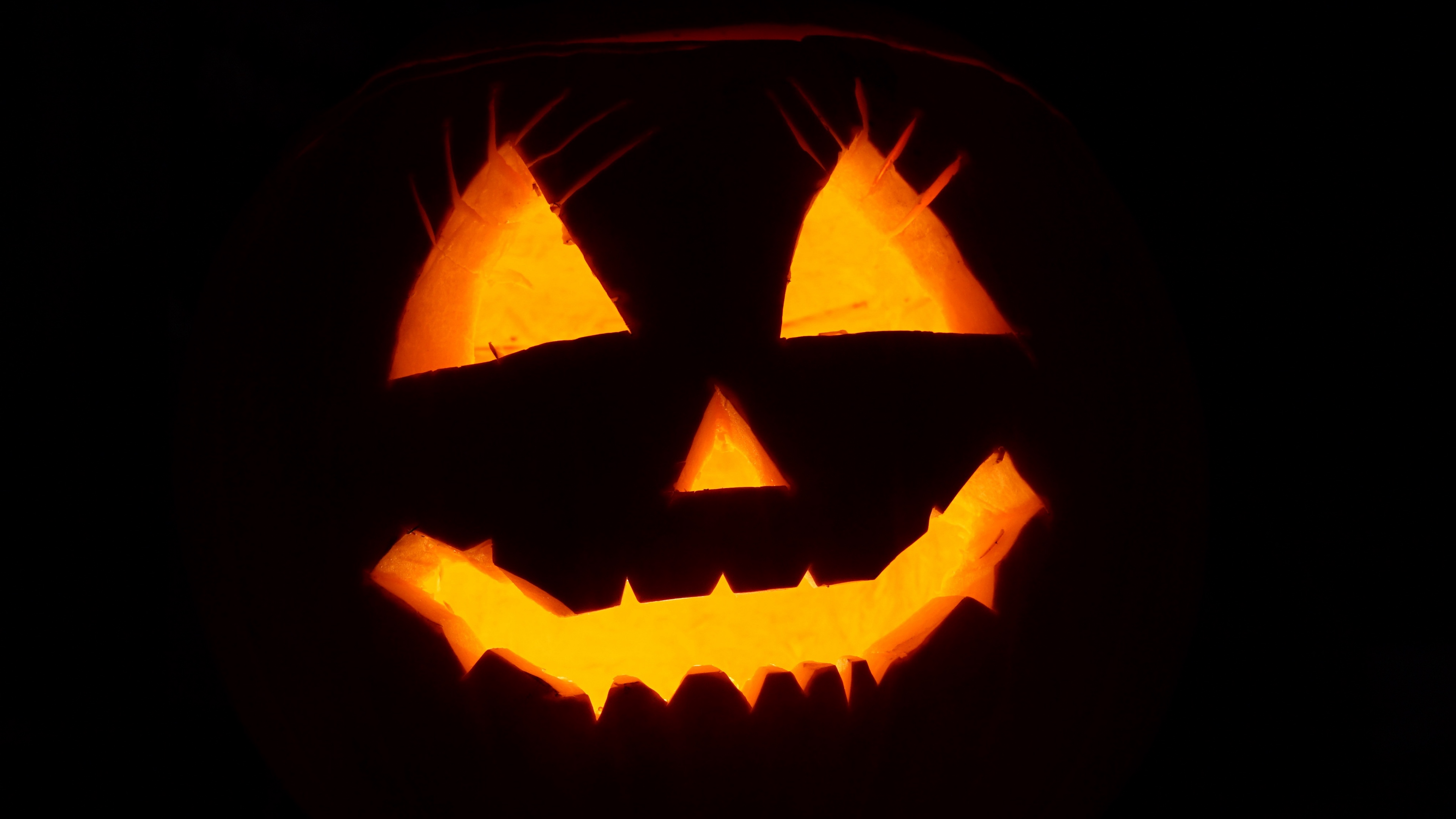 halloween face black background 4k 1538344911