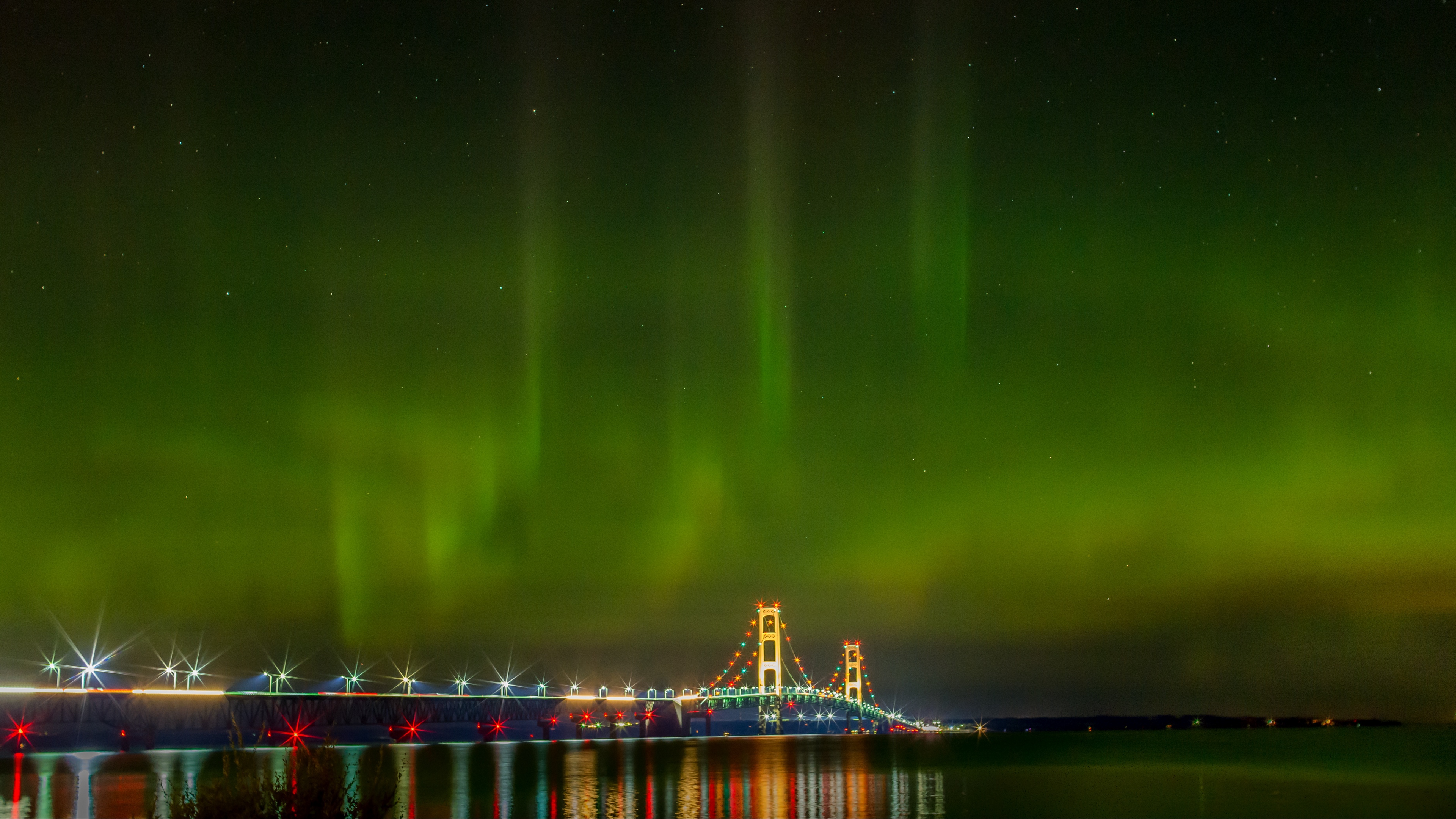 northern lights aurora bridge night michigan usa 4k 1538067576