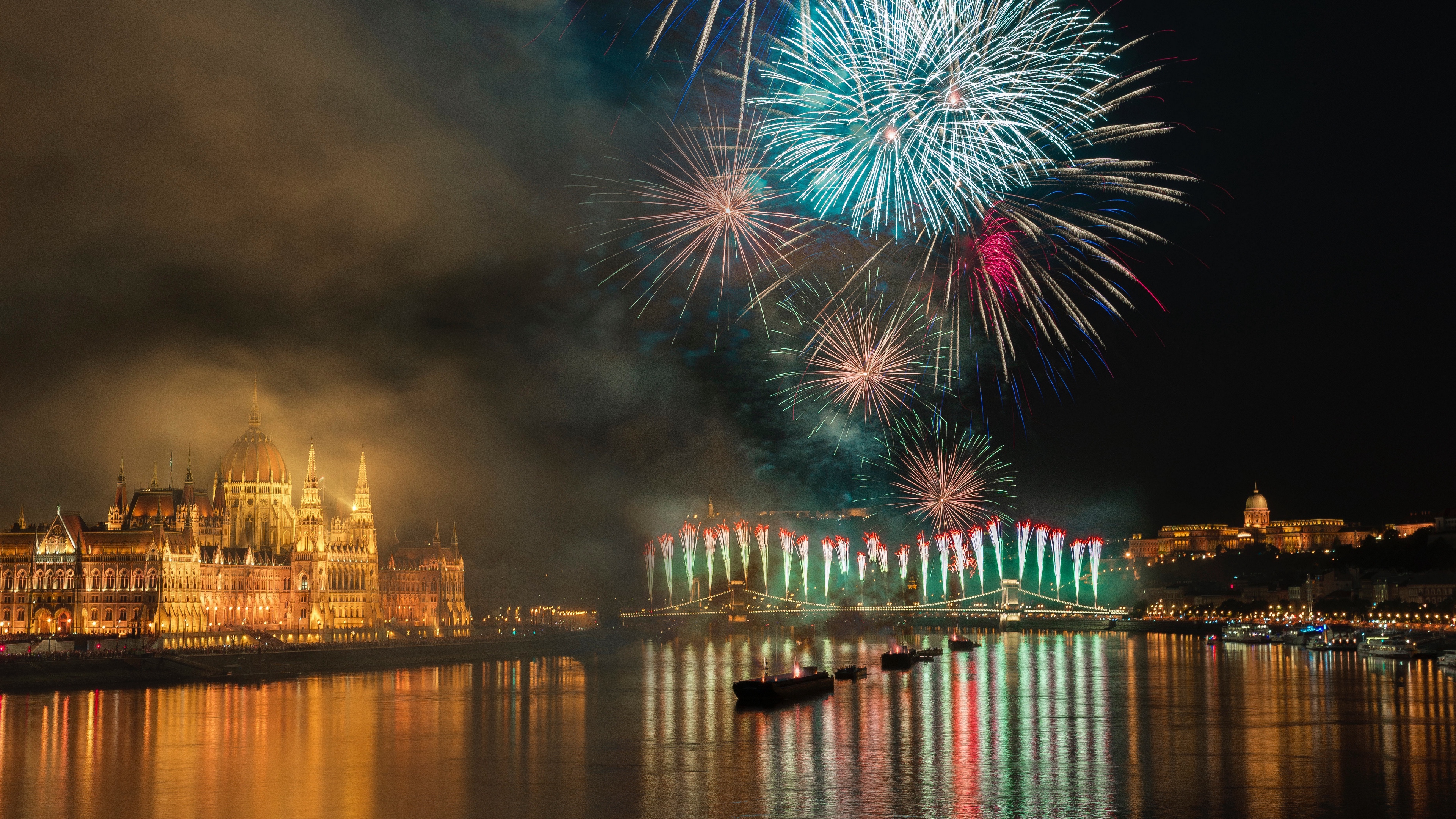 salute night city celebration budapest hungary night 4k 1538066400