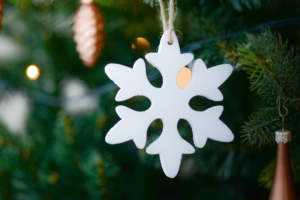 snowflake christmas tree decoration 4k 1538344606