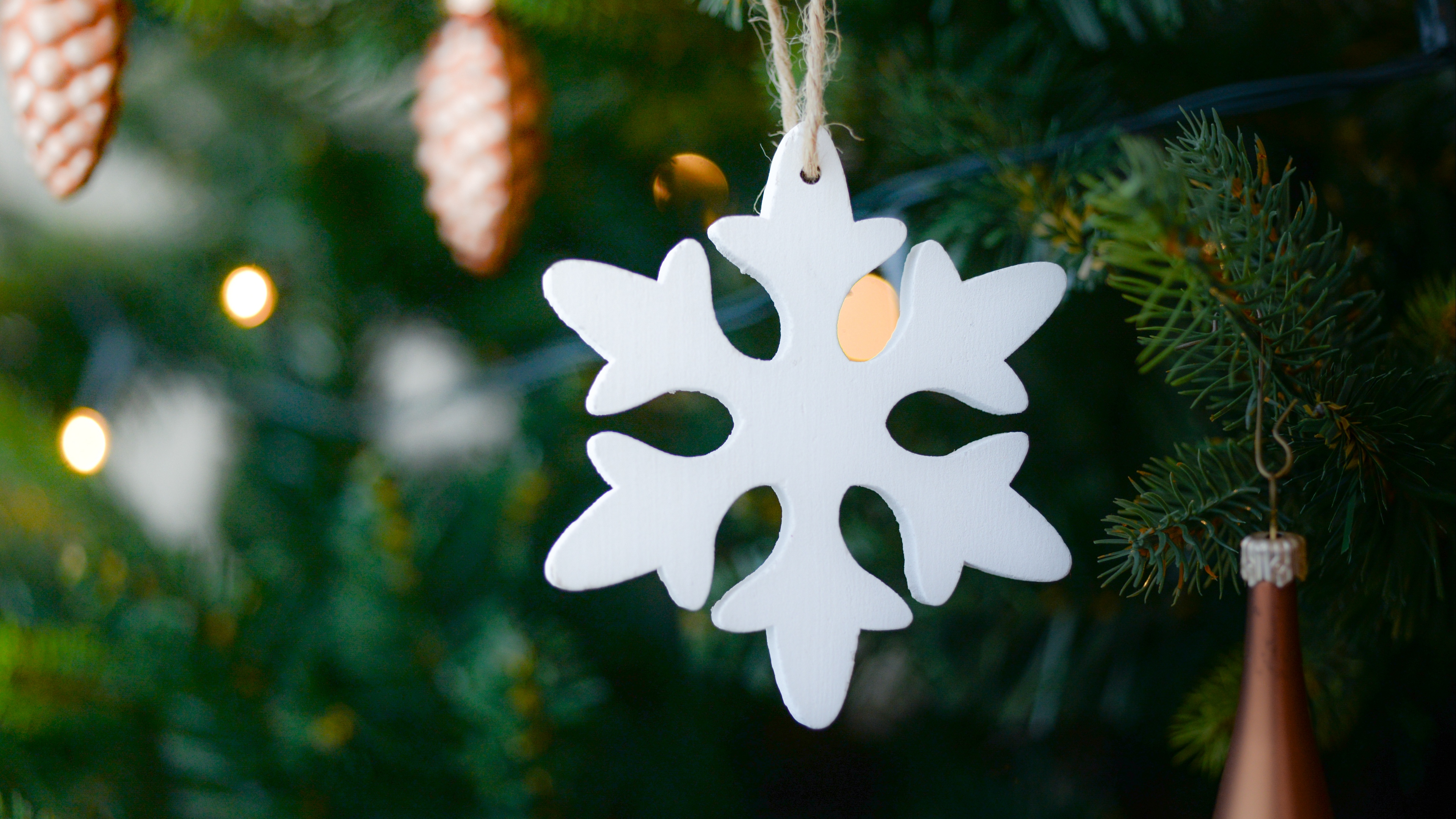 snowflake christmas tree decoration 4k 1538344606