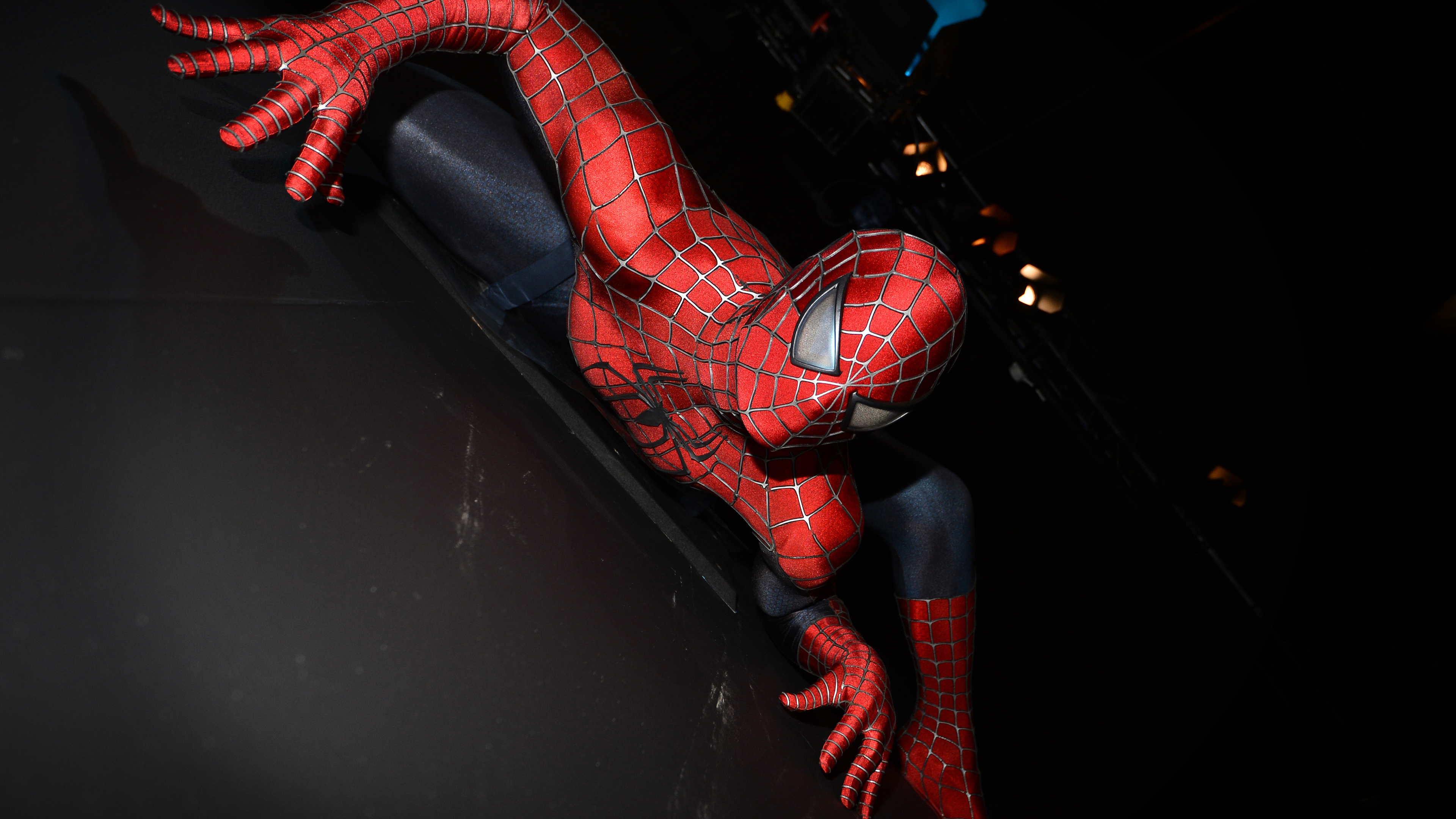 spiderman crawling on the wall 1536523897