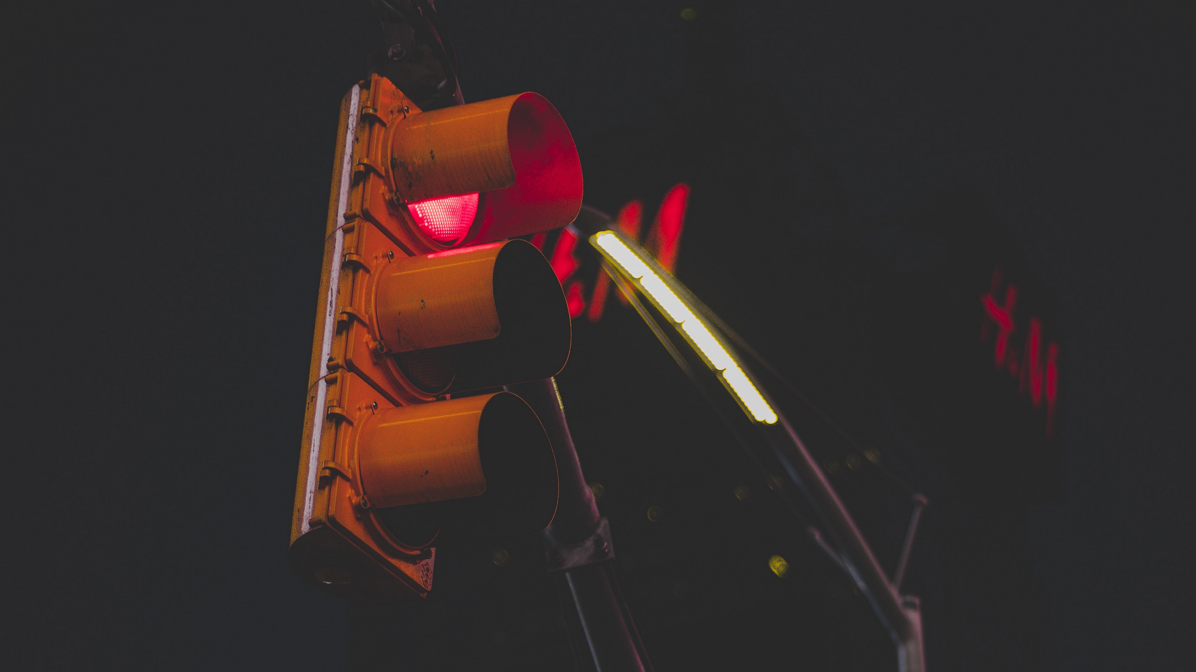 traffic light pillar street night 4k 1538064387