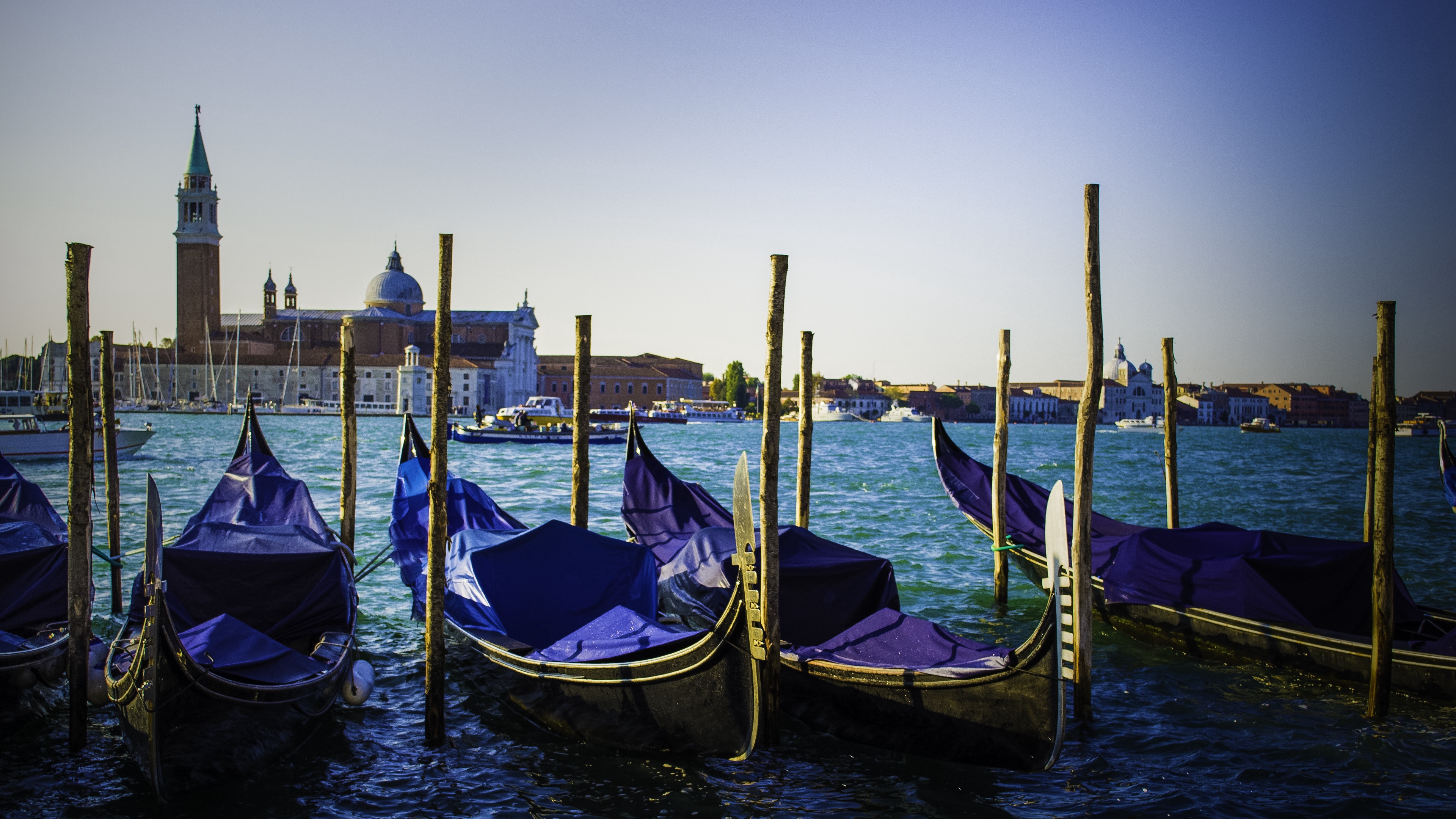 venice italy gondolas river 4k 1538065484