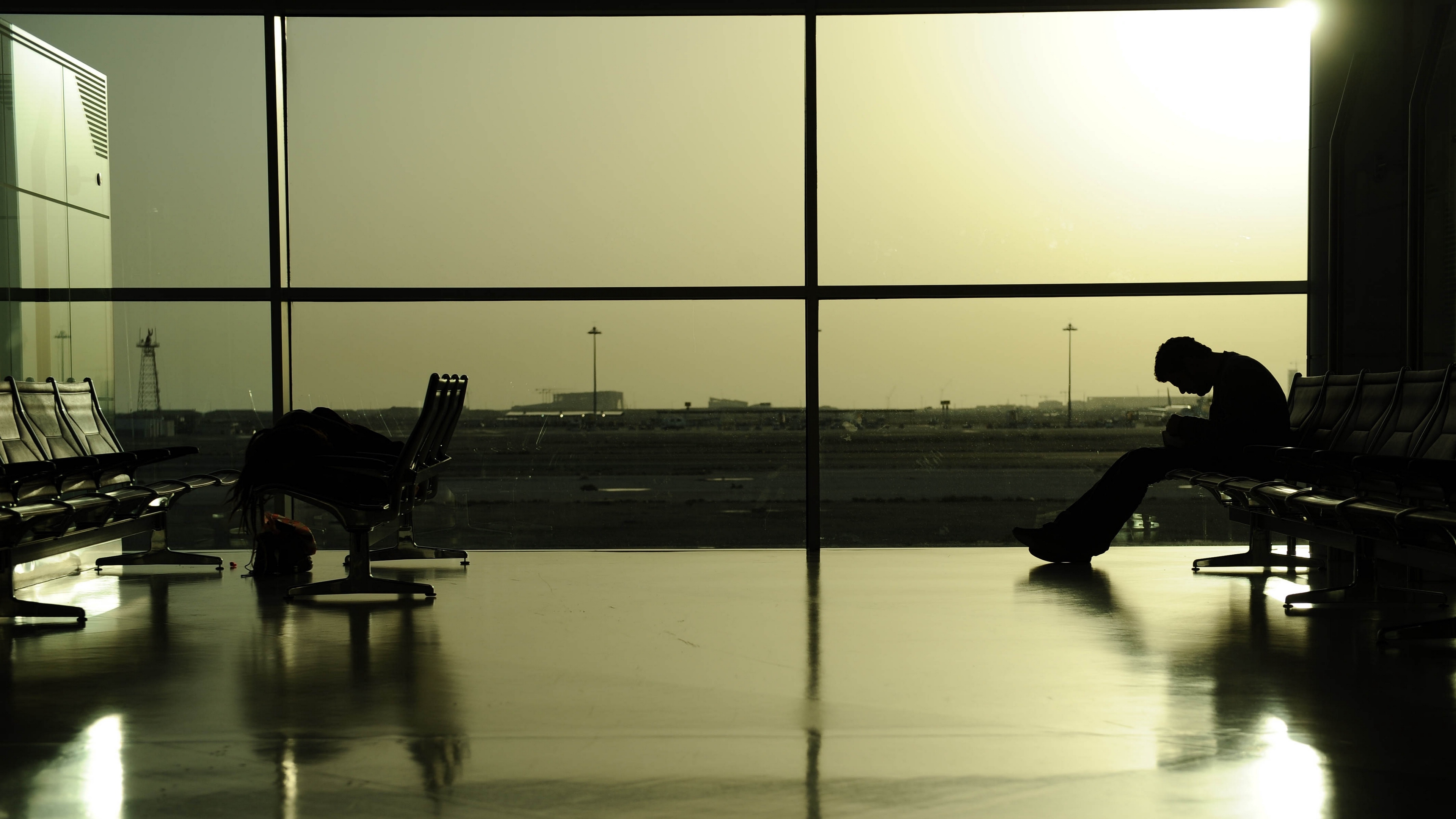 airport waiting man 4k 1540575297