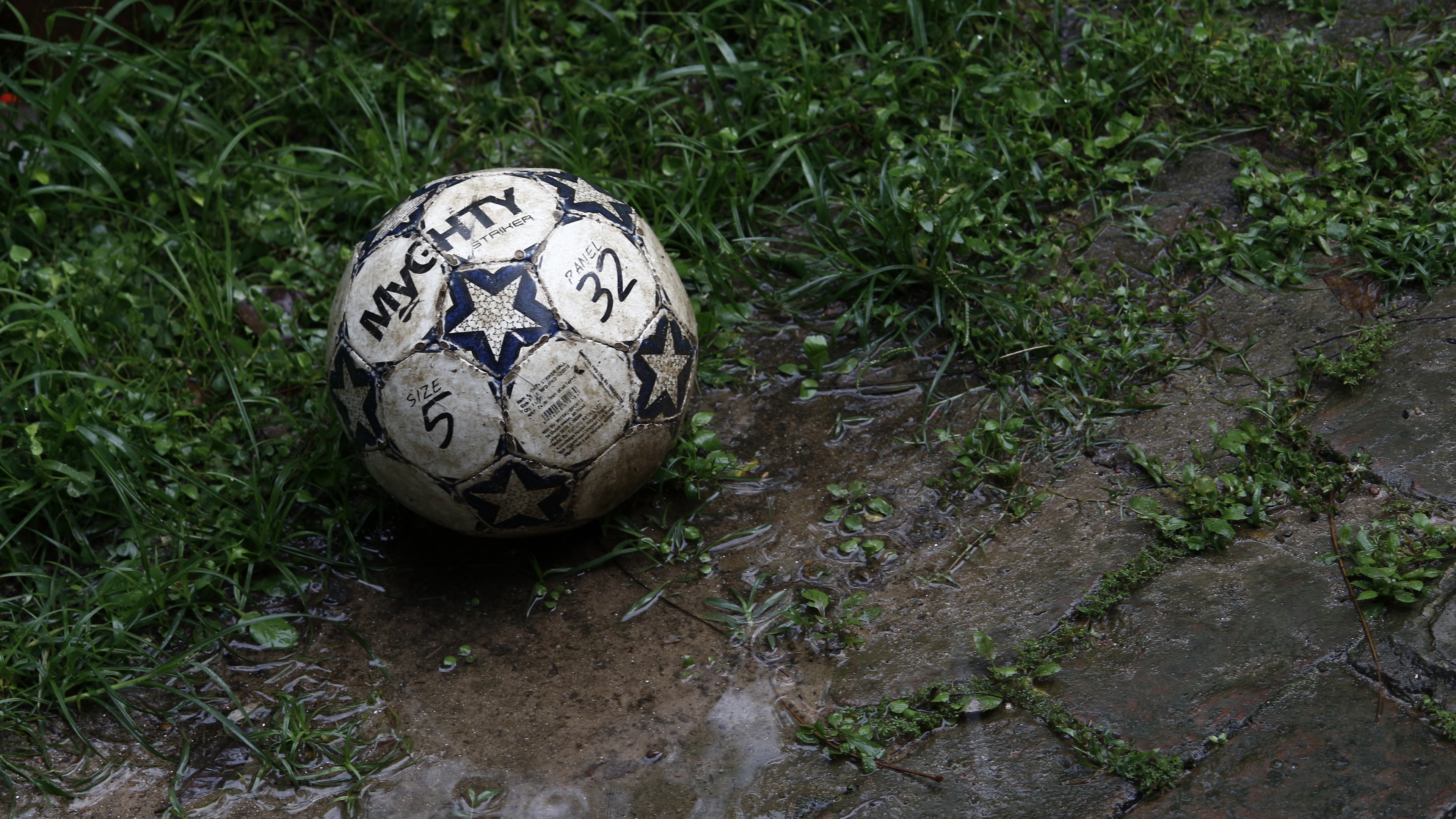 ball football dirt grass 4k 1540062216