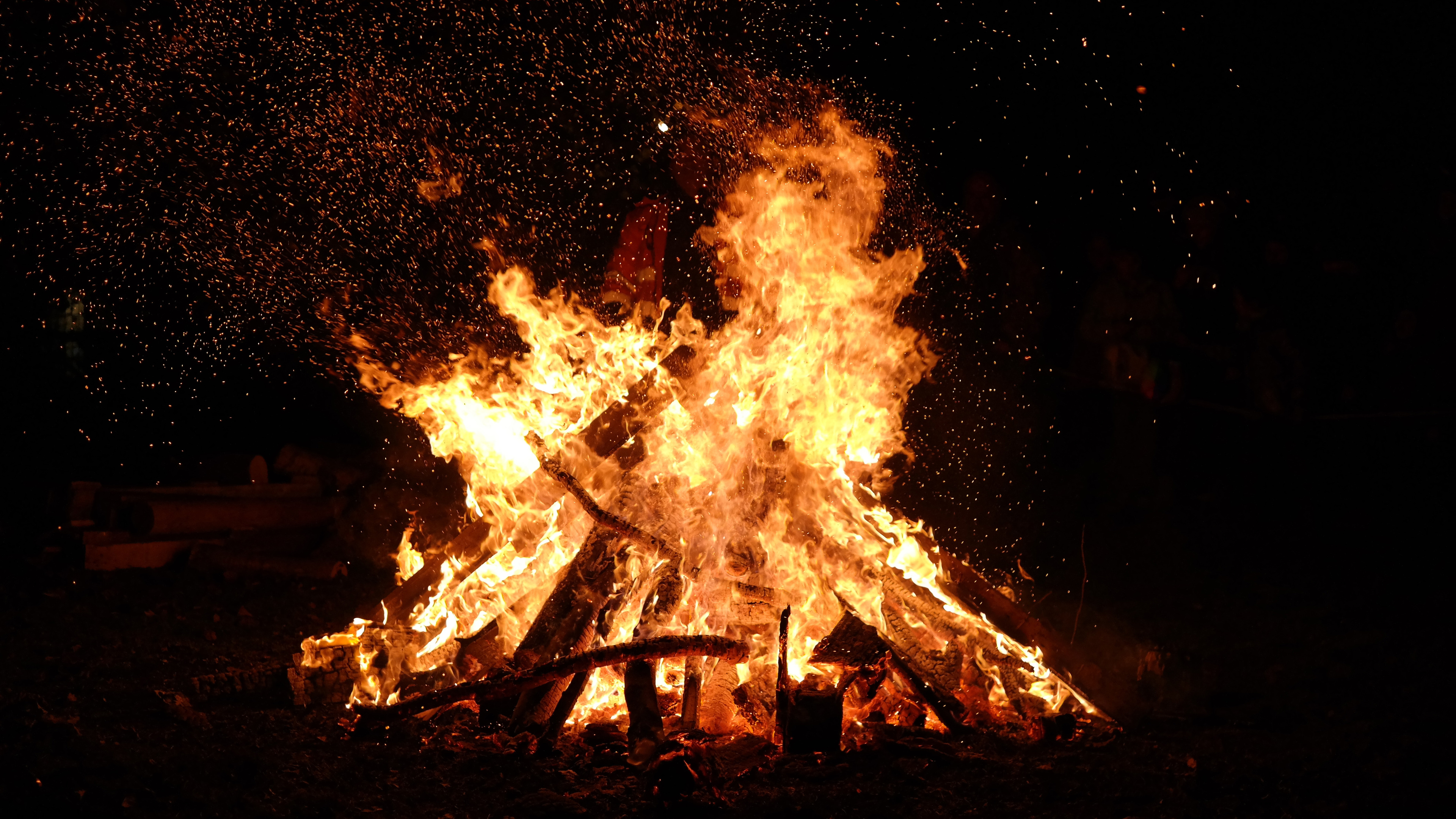 bonfire 4k 1540135860