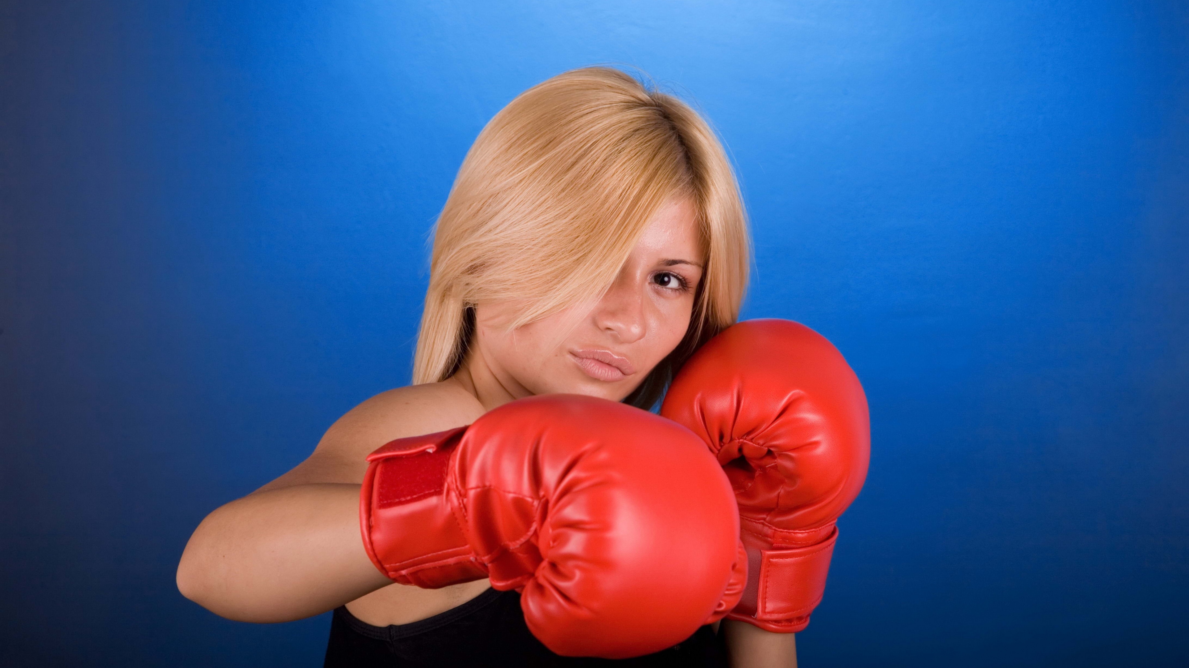 boxing girl blue background 4k 1540062192