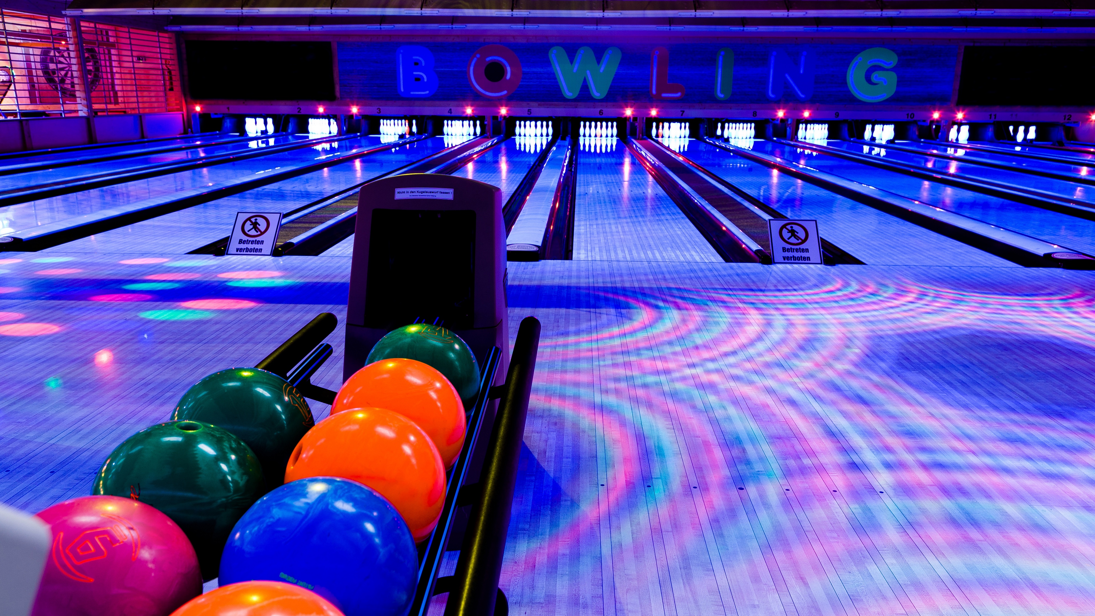 club bowling balls 4k 1540063439