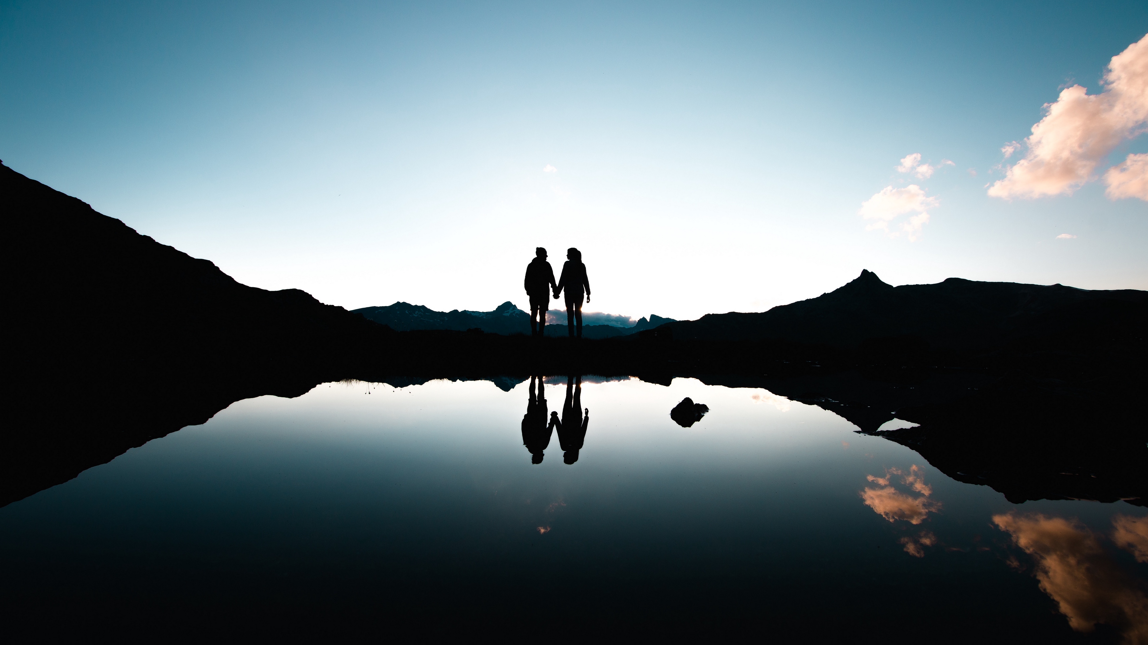 couple, silhouettes, reflection, sunset 4k