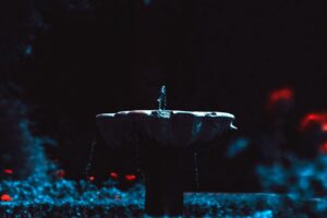 fountain jet water blur dark 4k 1540575554