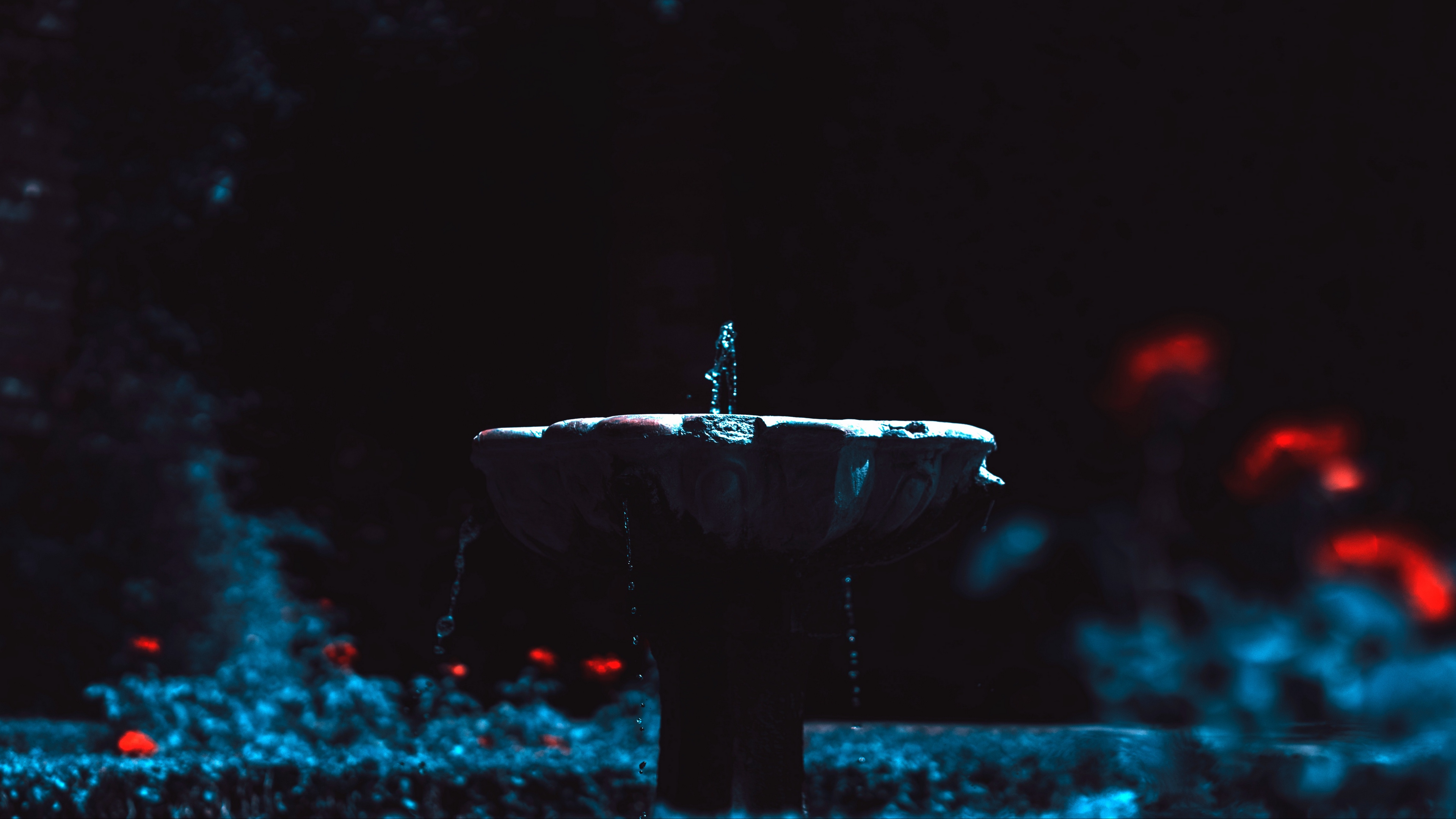 fountain jet water blur dark 4k 1540575554