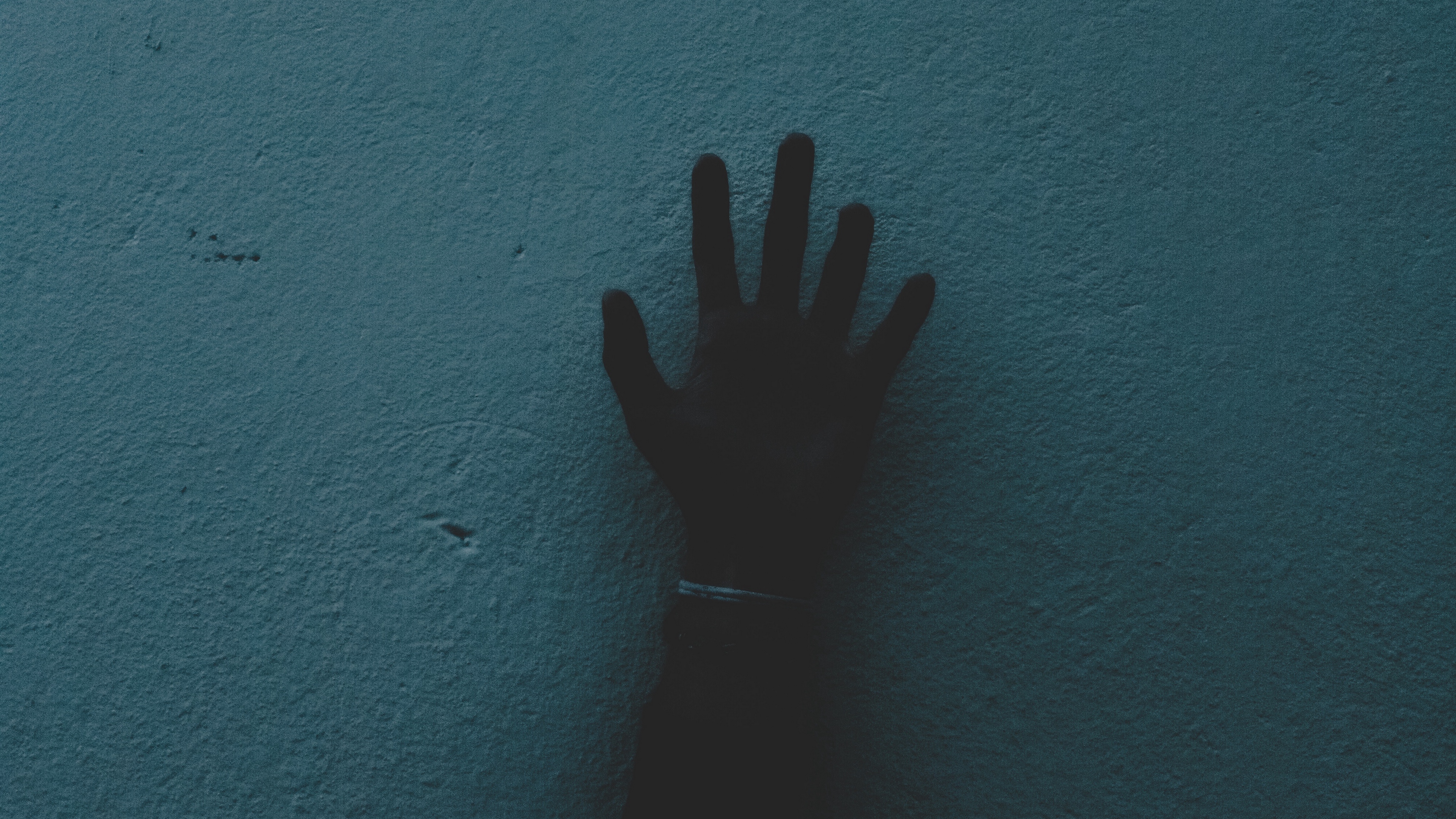 hand wall dark 4k 1540575273