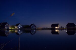 houses at lake water starry night 5k 1540133551