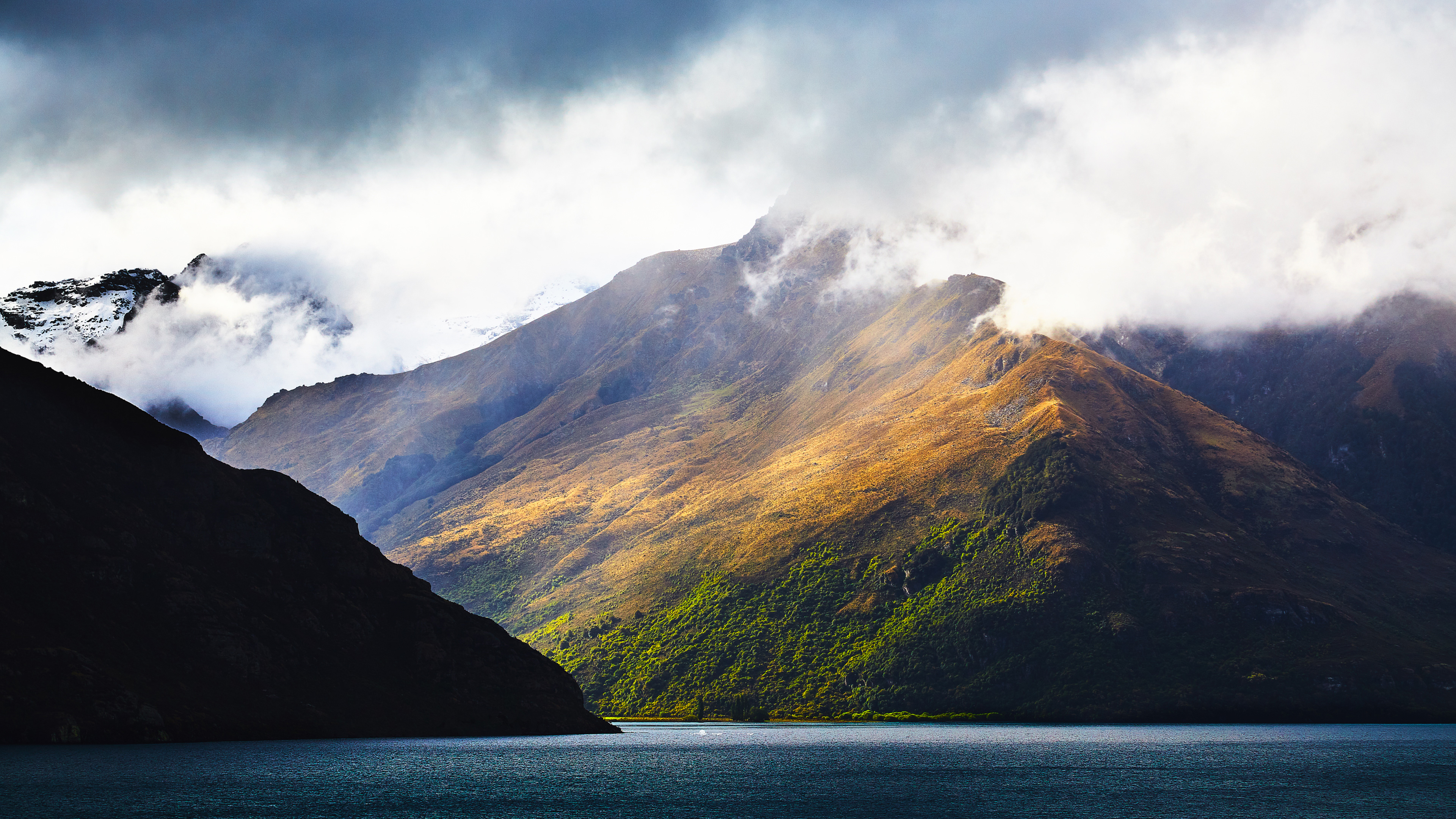 lake wakatipu and surrounding mountains 4k 1540136931