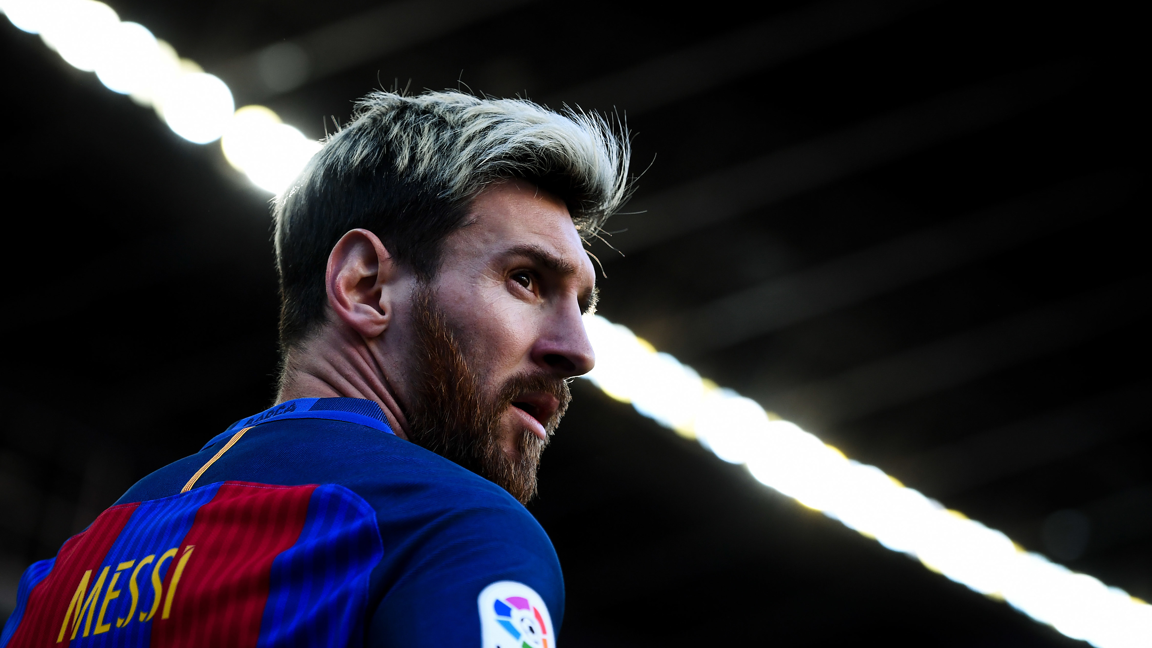 Hình nền Messi 4K 2018 sẽ khiến cho màn hình của bạn chuyển biến thành một bức tranh sống động về người hùng bóng đá đẳng cấp thế giới. Đừng bỏ lỡ cơ hội trải nghiệm tuyệt vời này!