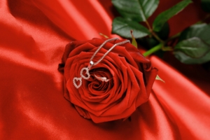 rose chain heart flower 4k 1540065037