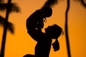 silhouettes mother child sunset 4k 1540576229