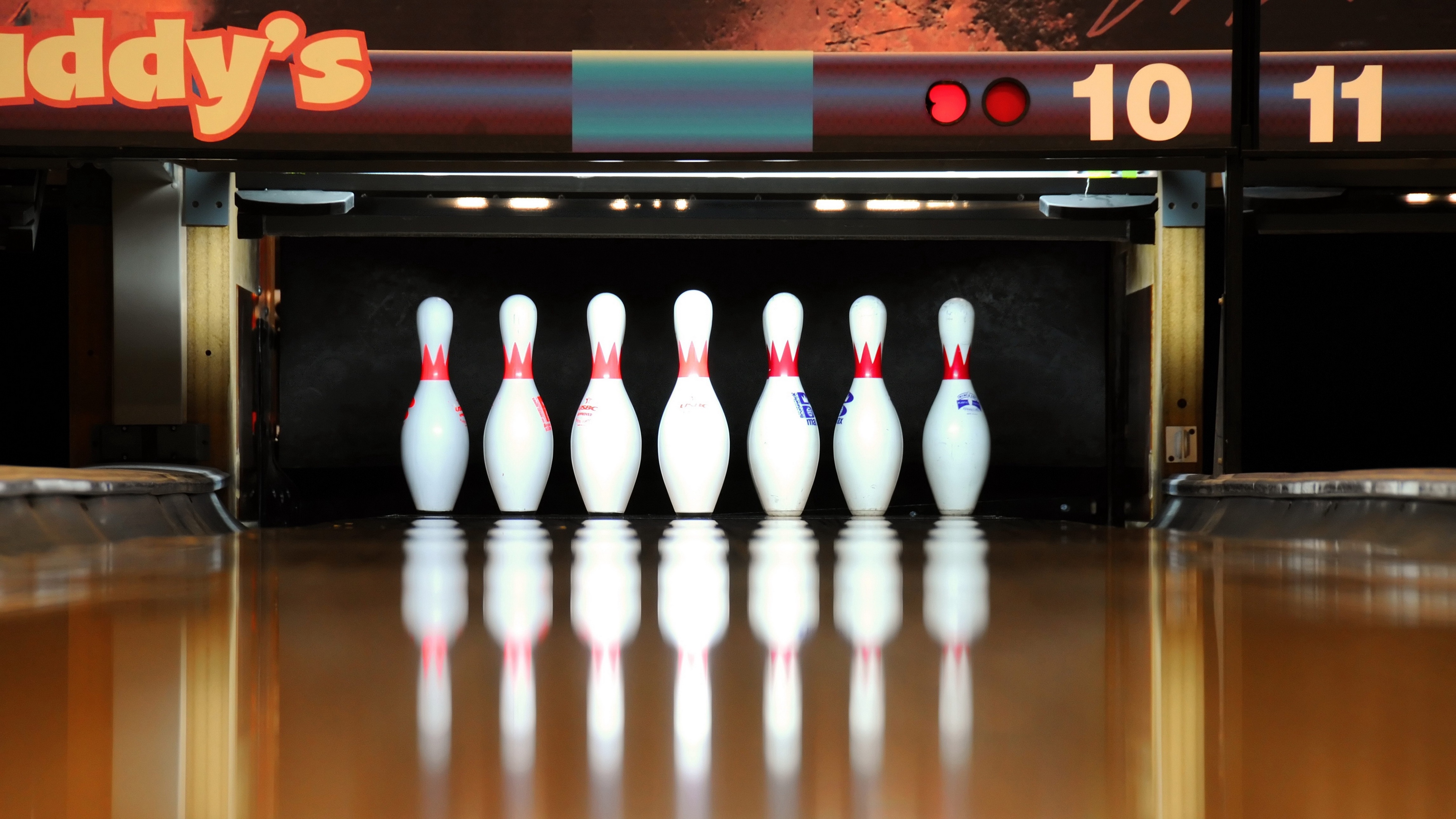 skittles bowling reflection 4k 1540062562