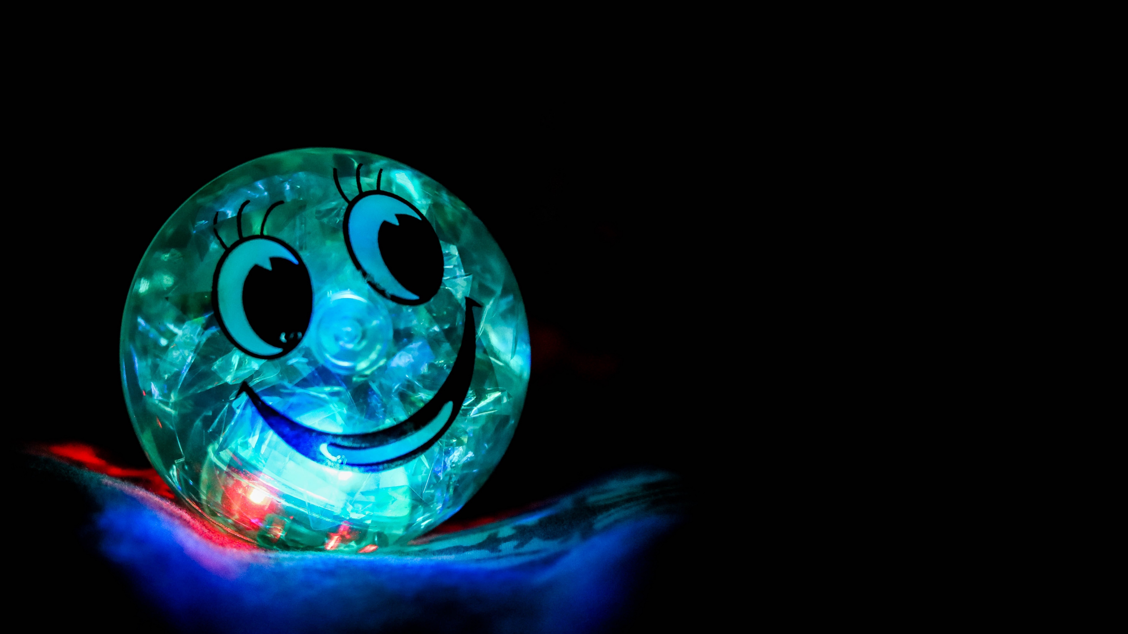 smile happiness ball backlight 4k 1540575289