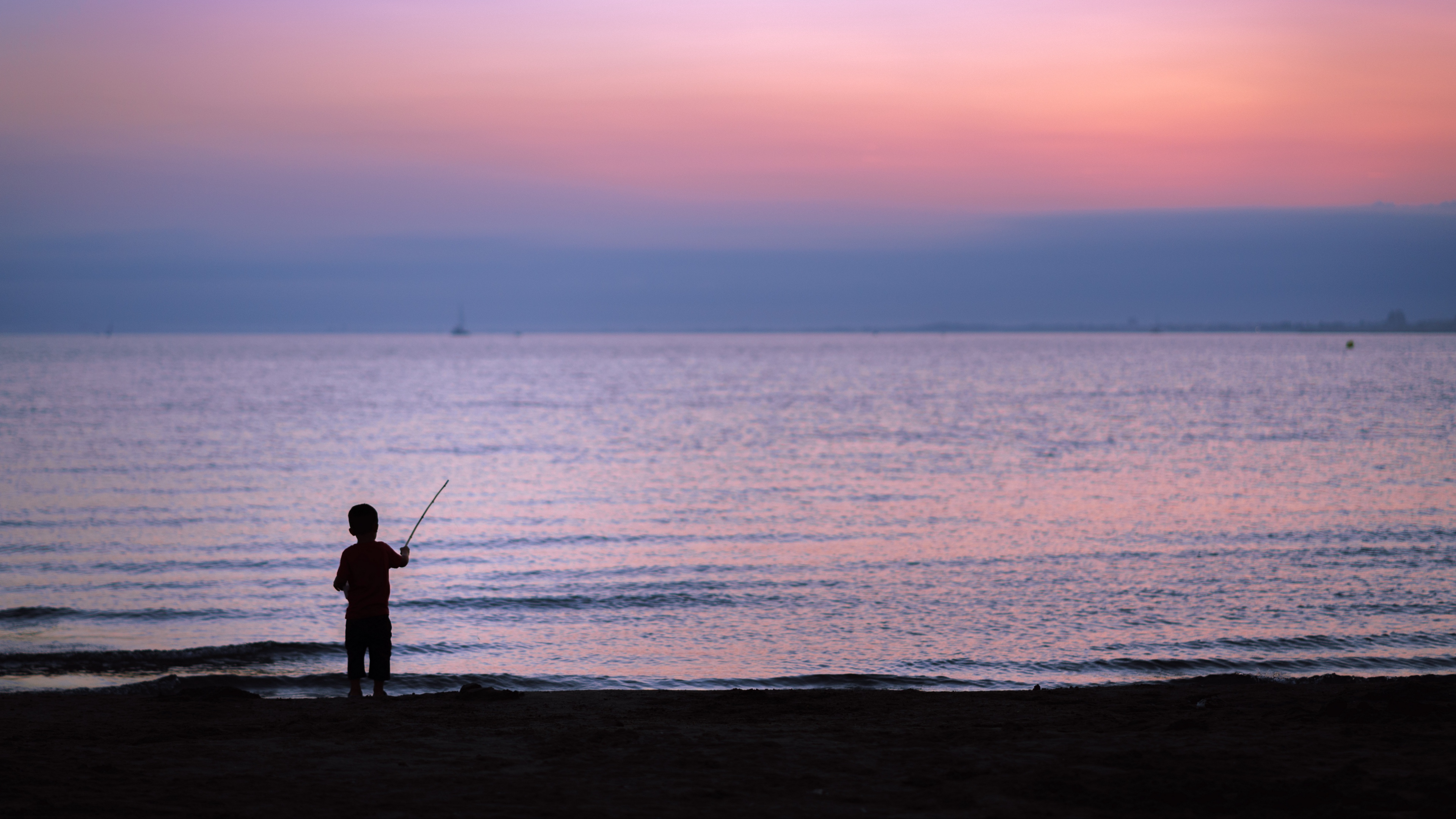 child silhouette sea horizon sunset 4k 1541115181