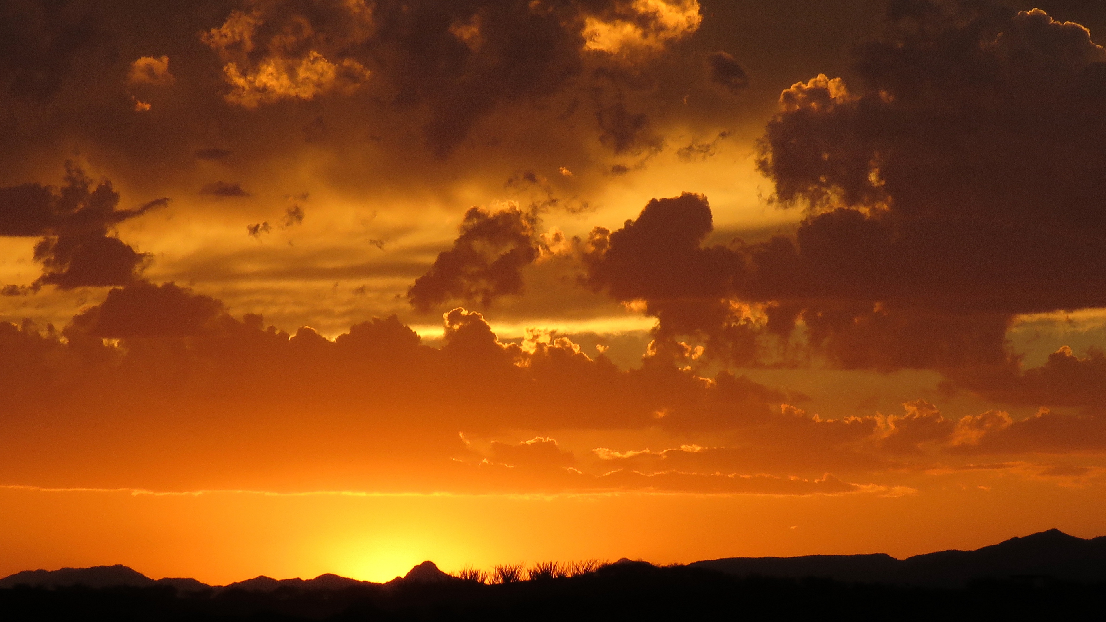 clouds horizon sunset sky cloudy 4k 1541113537