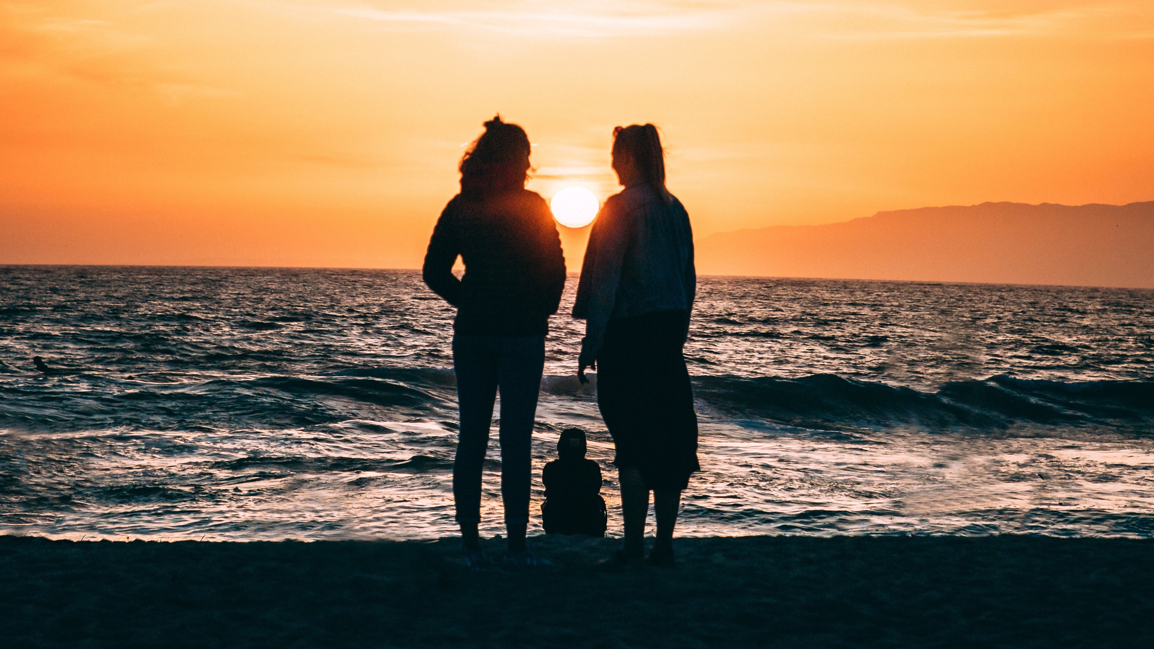 family silhouettes sea shore sunset 4k 1541115186