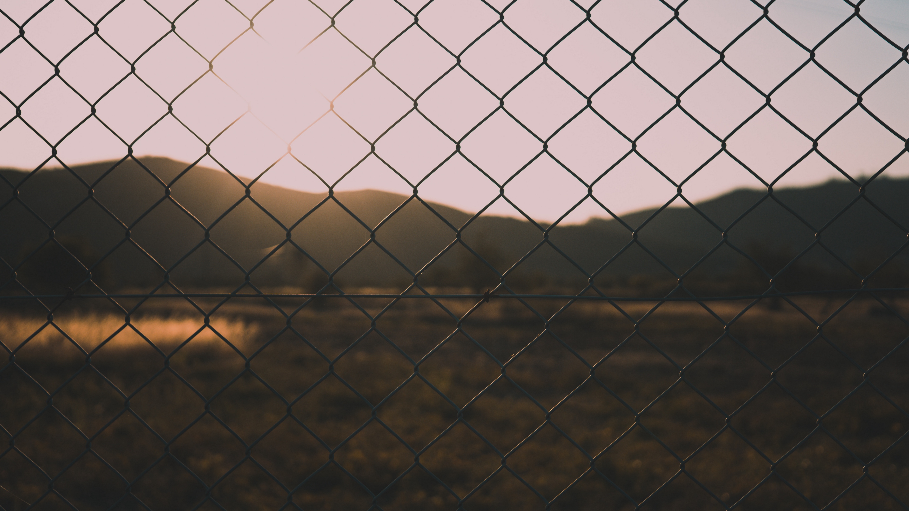 fence mesh blur nature 4k 1541117845