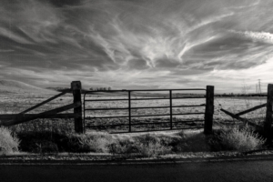 gate bw sky fence 4k 1541115417