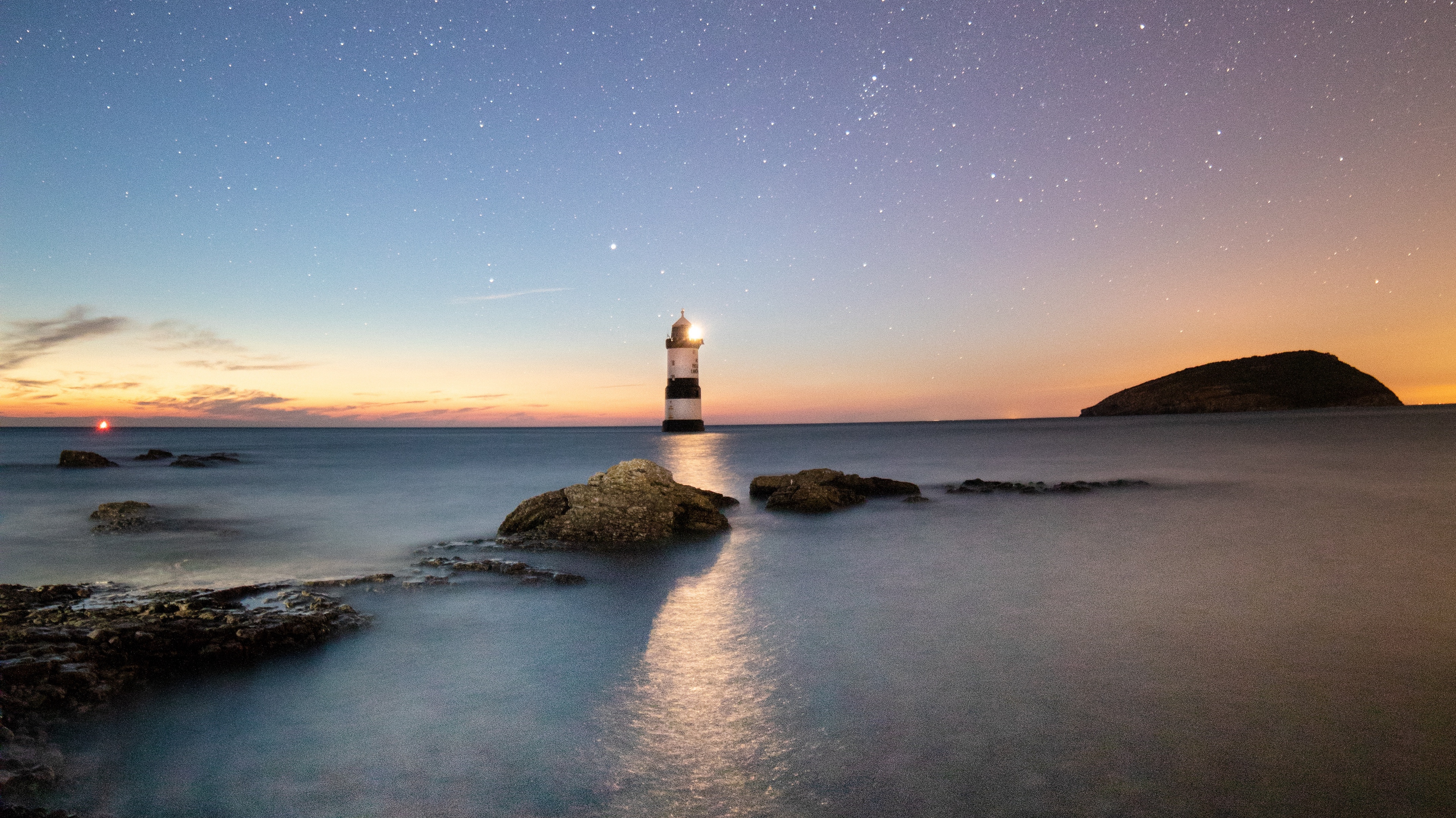 lighthouse starry sky sea penmon united kingdom 4k 1541115478