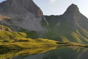 mountain lake grass reflection 4k 1541114363