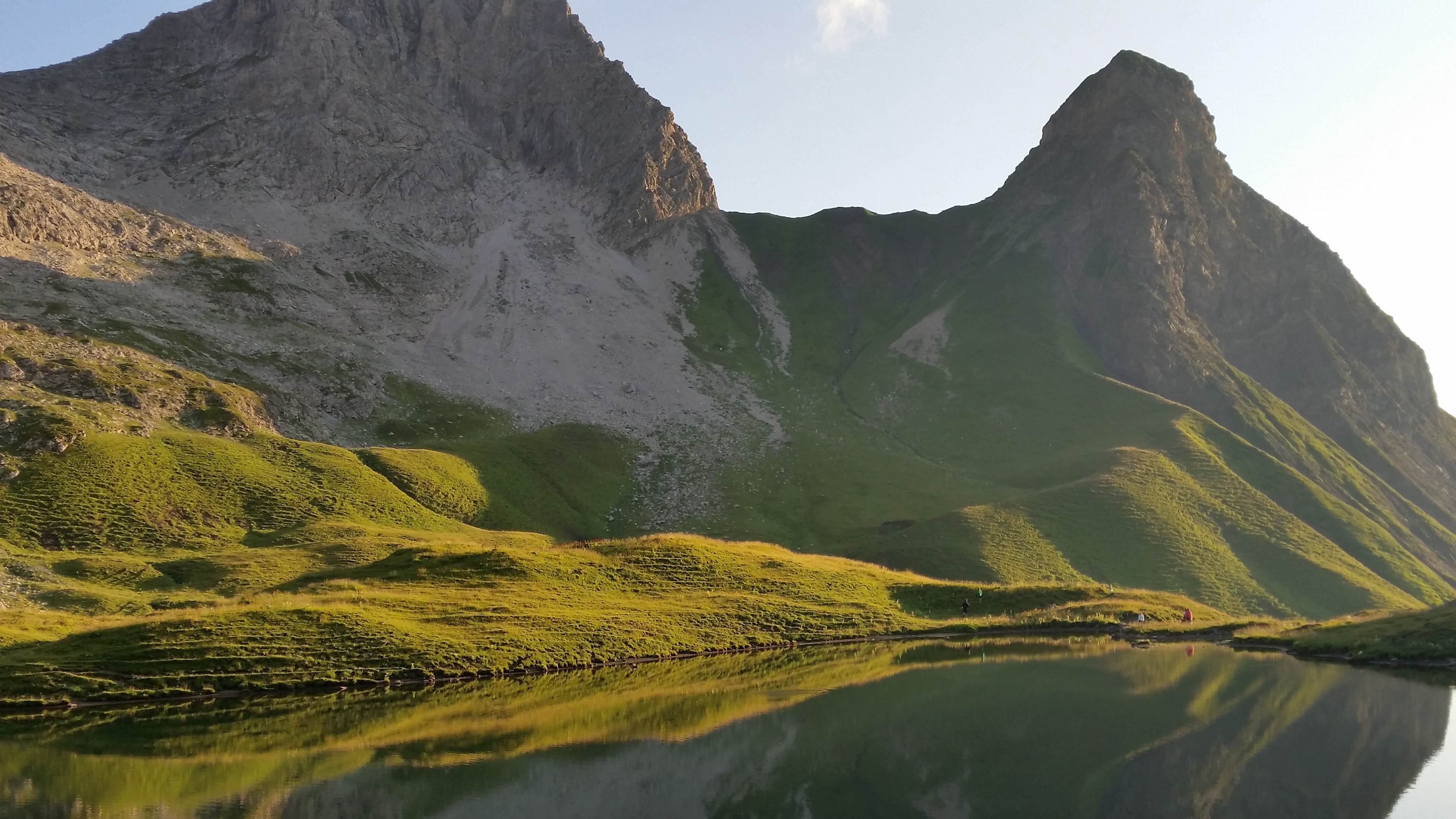 mountain lake grass reflection 4k 1541114363