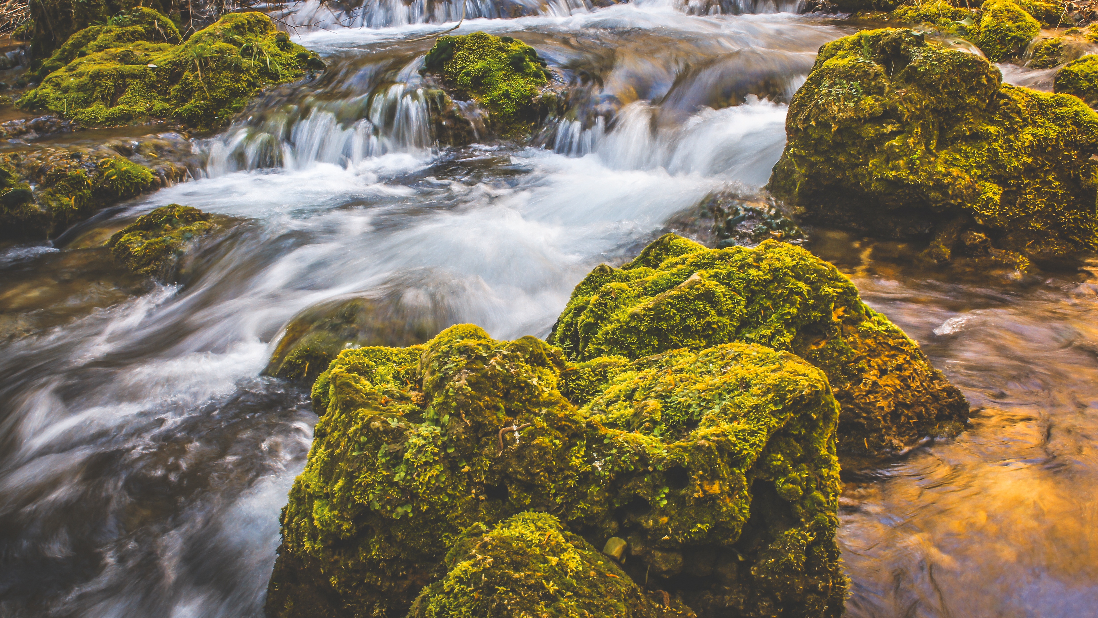 waterfall moss stones flow 4k 1541116573