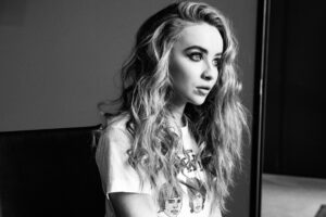 sabrina carpenter monochrome 4k 1546276837