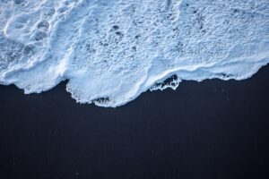 sea foam black sand 4k 1551643021