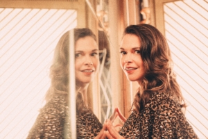 sutton foster caitlin mcnaney photoshoot 1574936653