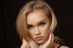 evelina blonde hair glance 1596916187