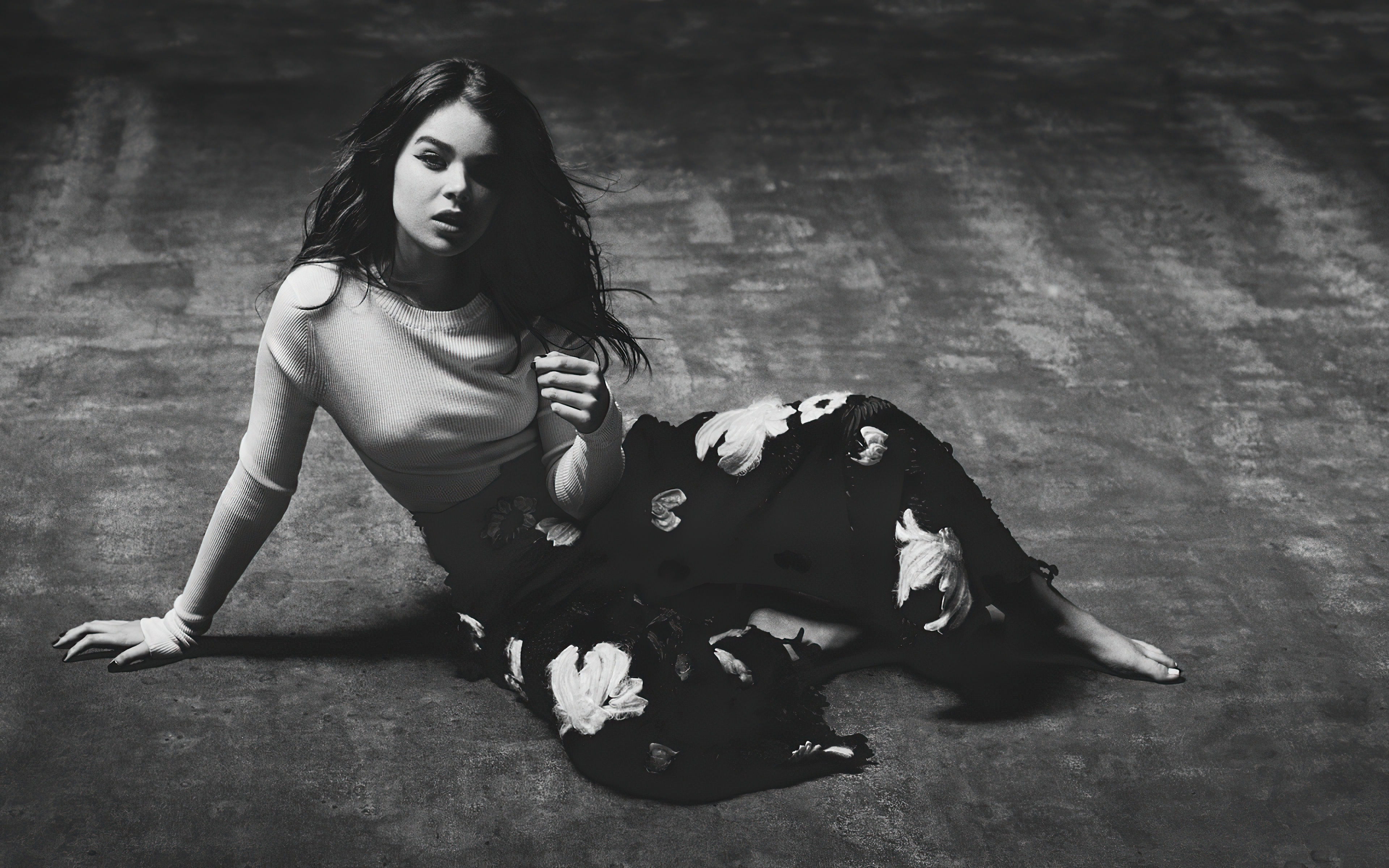 hailee steinfeld monochrome 4k 1596912319