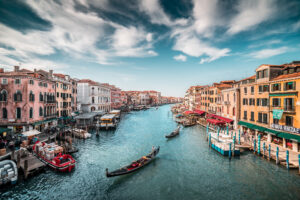 italy boats venice canal 5k 1596916646