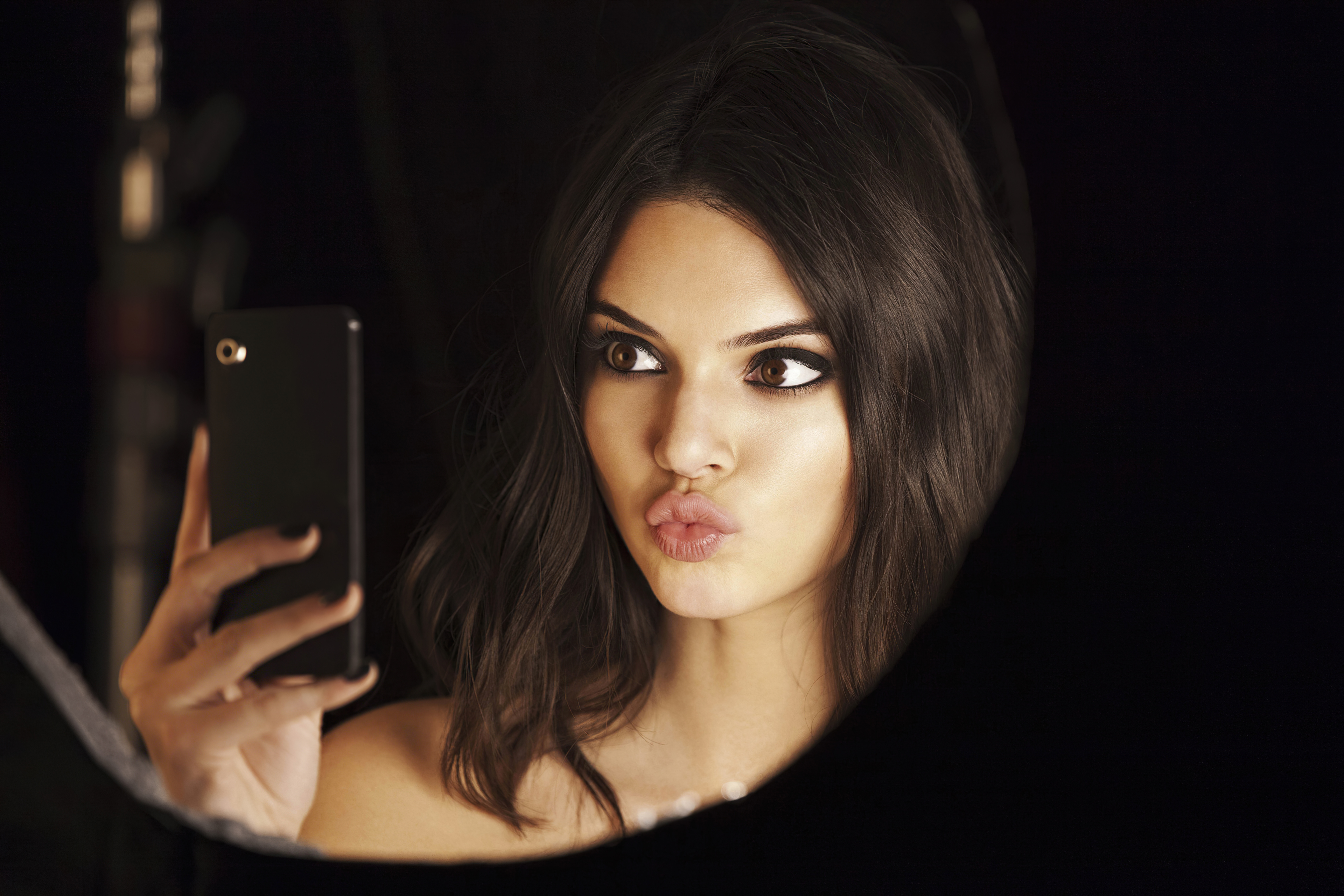 kendall jenner taking selfie 1596909490